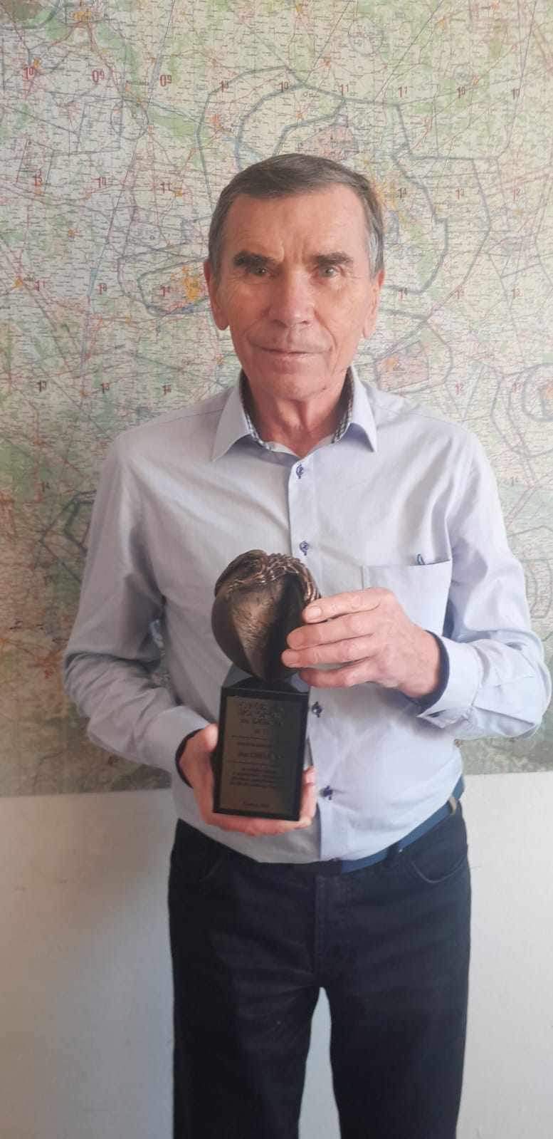 Fot. Aeroklub Gliwicki Jan Isielenis trzymający honorowe wyróżnienie im. Dedala