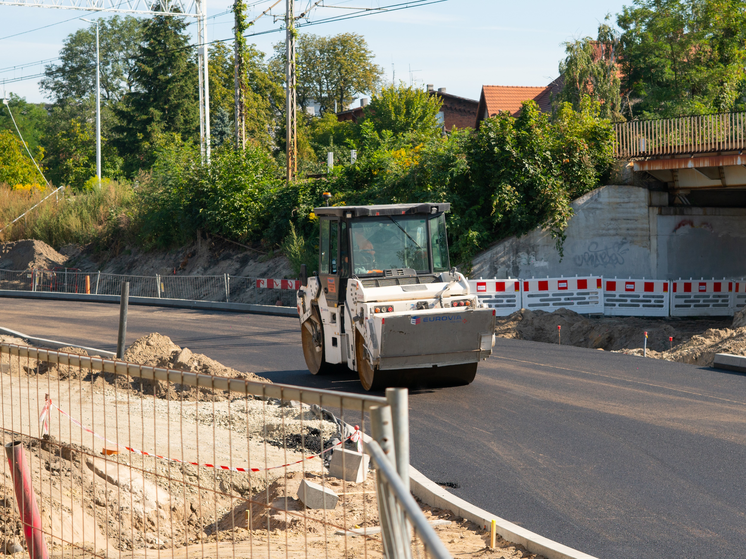 fot. F. Zobawa/UM Gliwice Zdjęcie maszyny asfaltującej ulicę