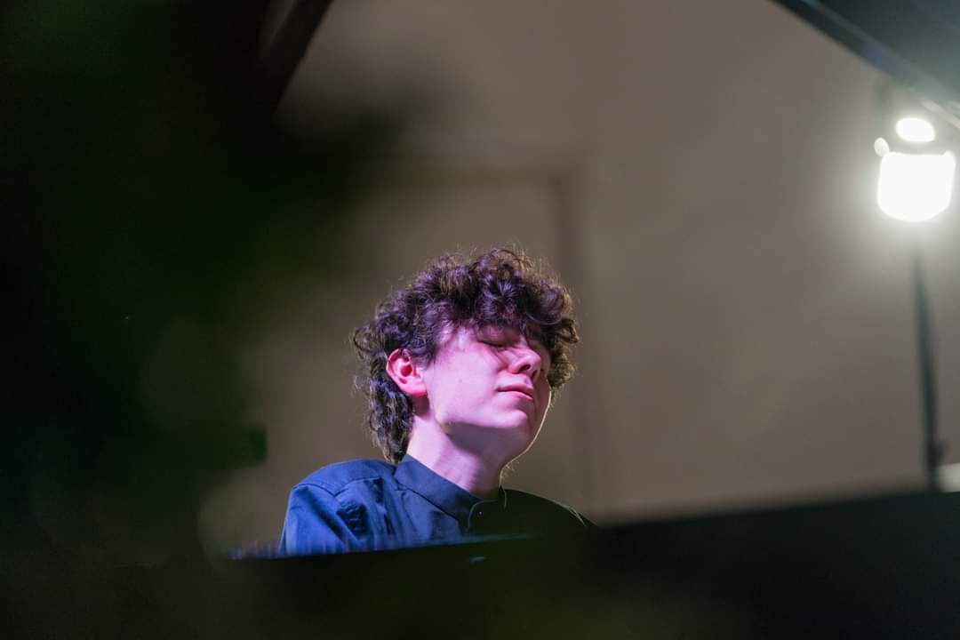 Mateusz Dubiel (fot. materiały organizatora) pianista podczas koncertu