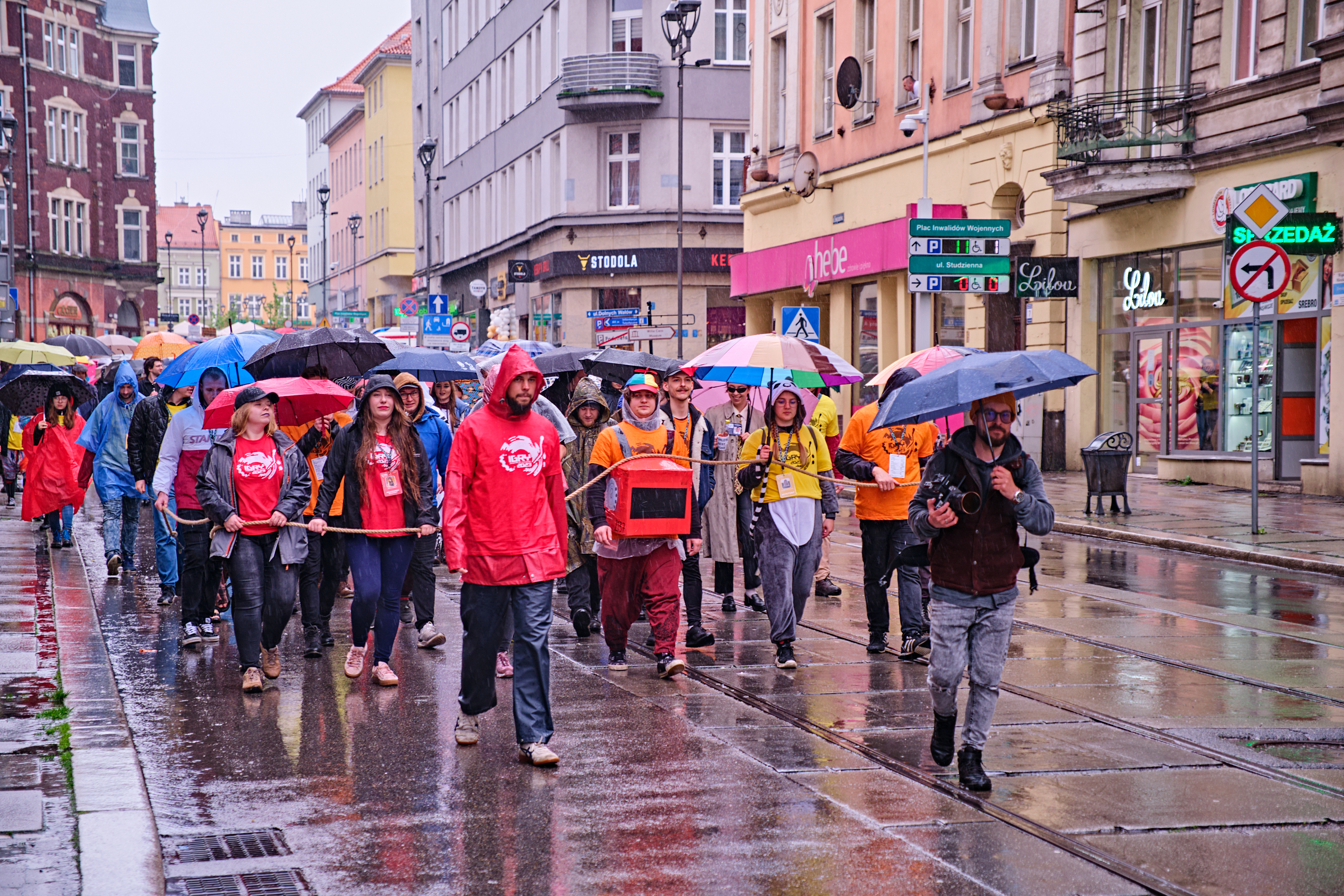 Fot. M.Buksa/UM Gliwice studenci w korowodzie