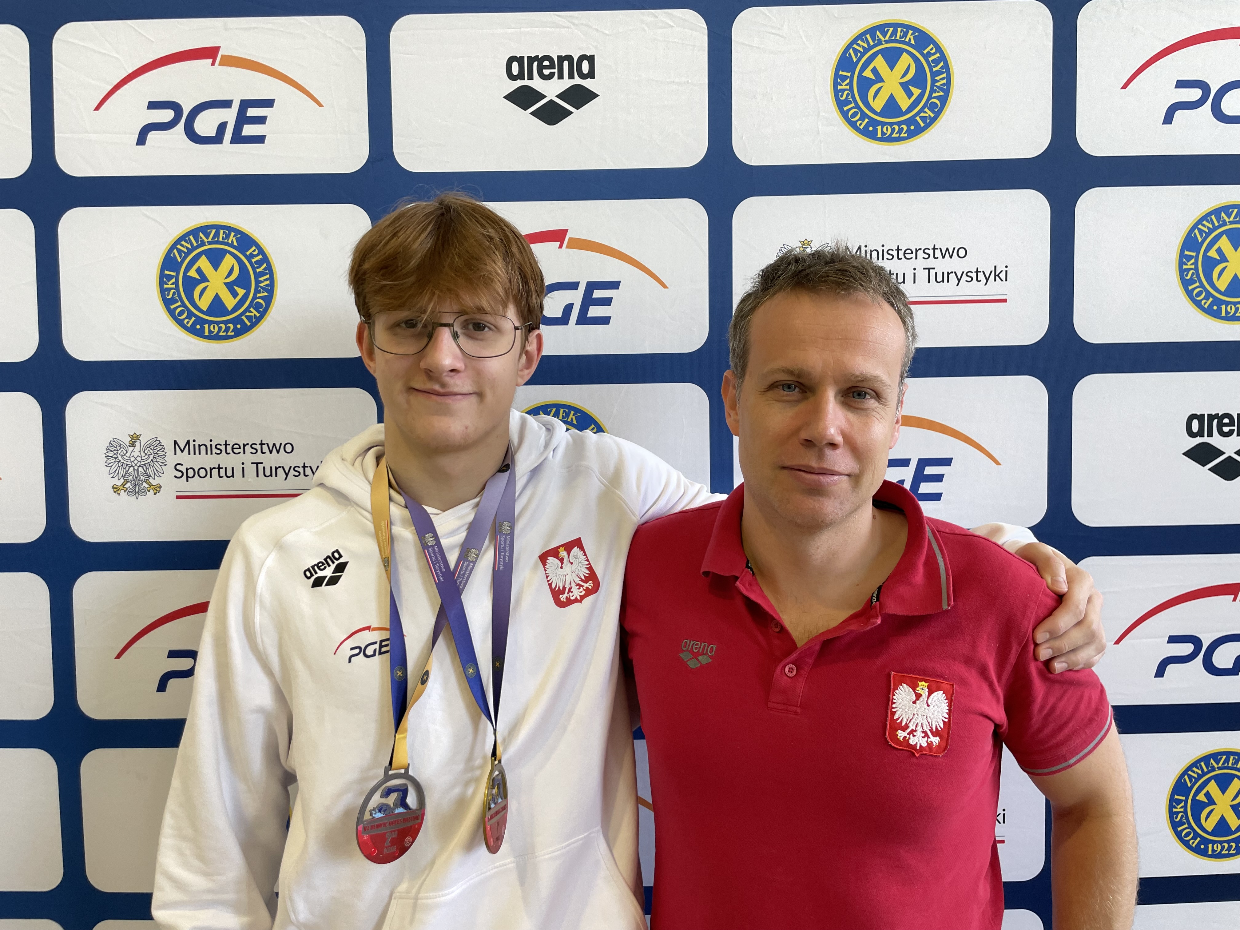 Fot. materiały Klubu Pływackiego "Sikret" Gliwice Kuba z trenerem, Michałem Matuszewskim