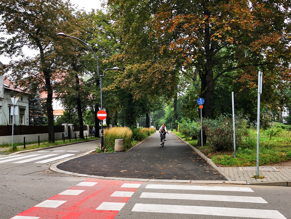 fot. T. Królik/ UM Gliwice na zdjęciu rowerzystka przejeżdżająca ul.Berbeckiego