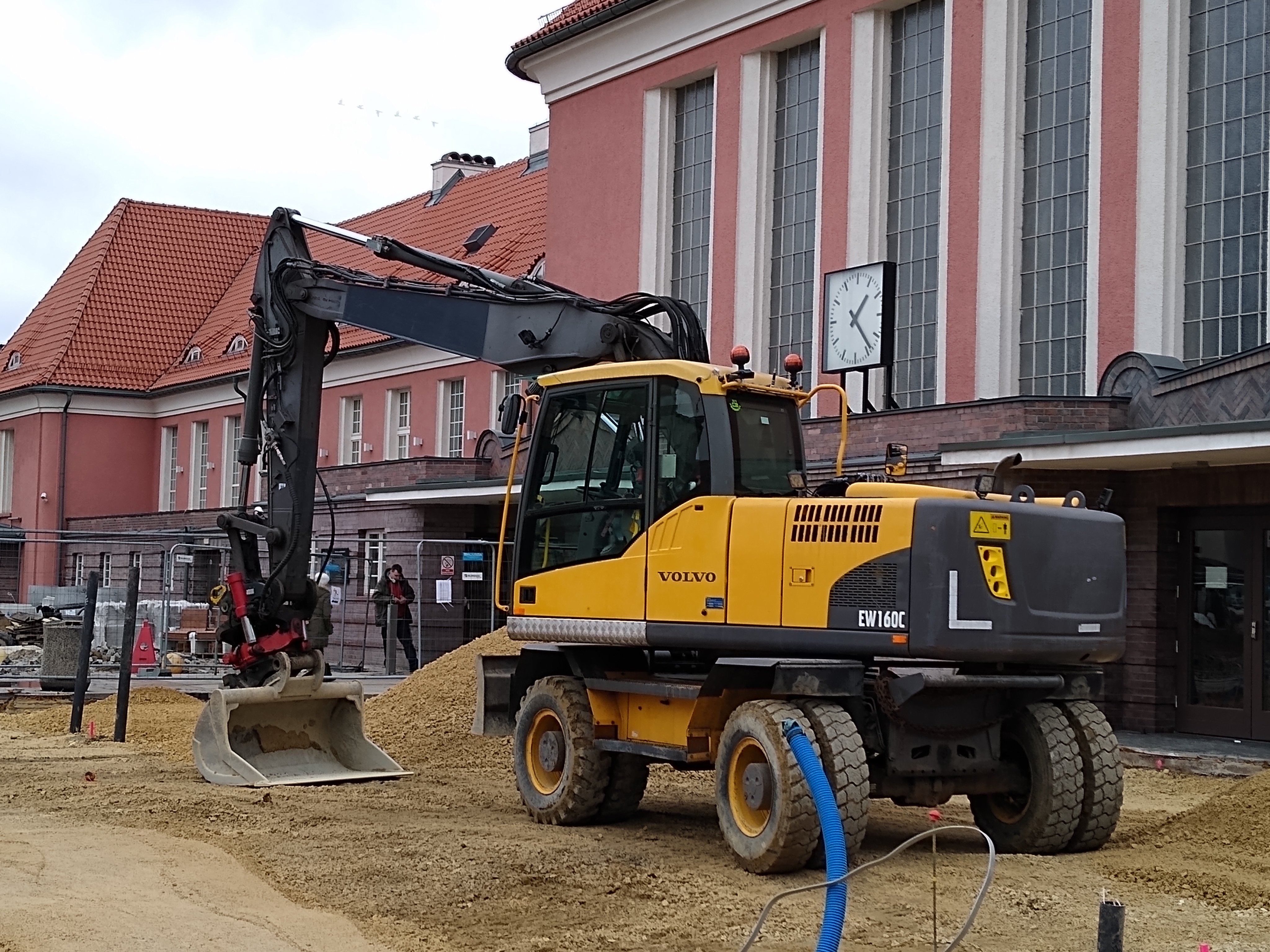 Fot. M.Foltyn/UM Gliwice koparka przed dworcem PKP