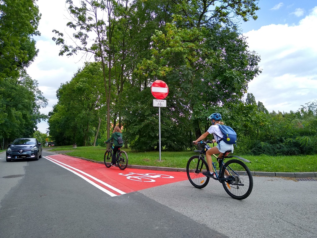Fot. M.Foltyn/UM Gliwice kontraruch w Bojkowie, rowerzystki, samochód