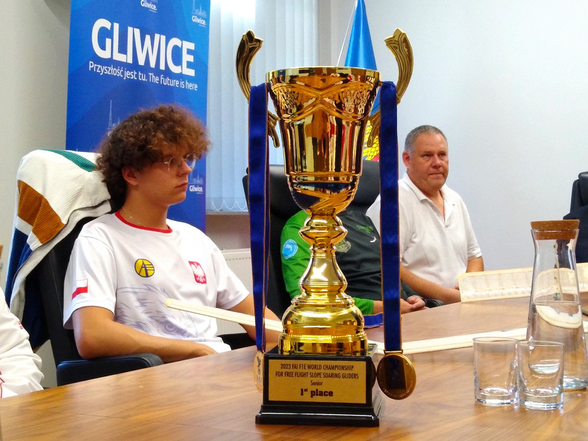 Fot. M.Foltyn/UM Gliwice puchar na pierwszym planie, na drugim modelarze