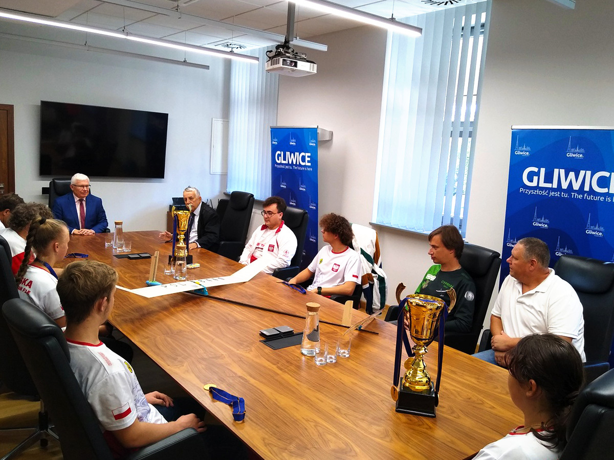 Fot. M.Foltyn/UM Gliwice modelarze przy stole w sali konferencyjnej