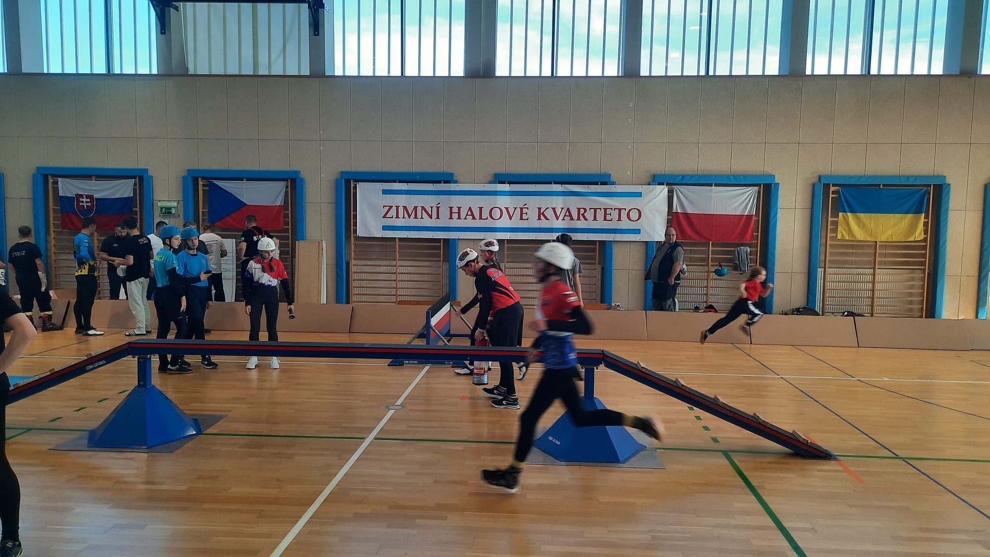 Fot. T. Włoczyk/KM PSP Gliwice Zawodnicy podczas pokonywania toru przeszkód