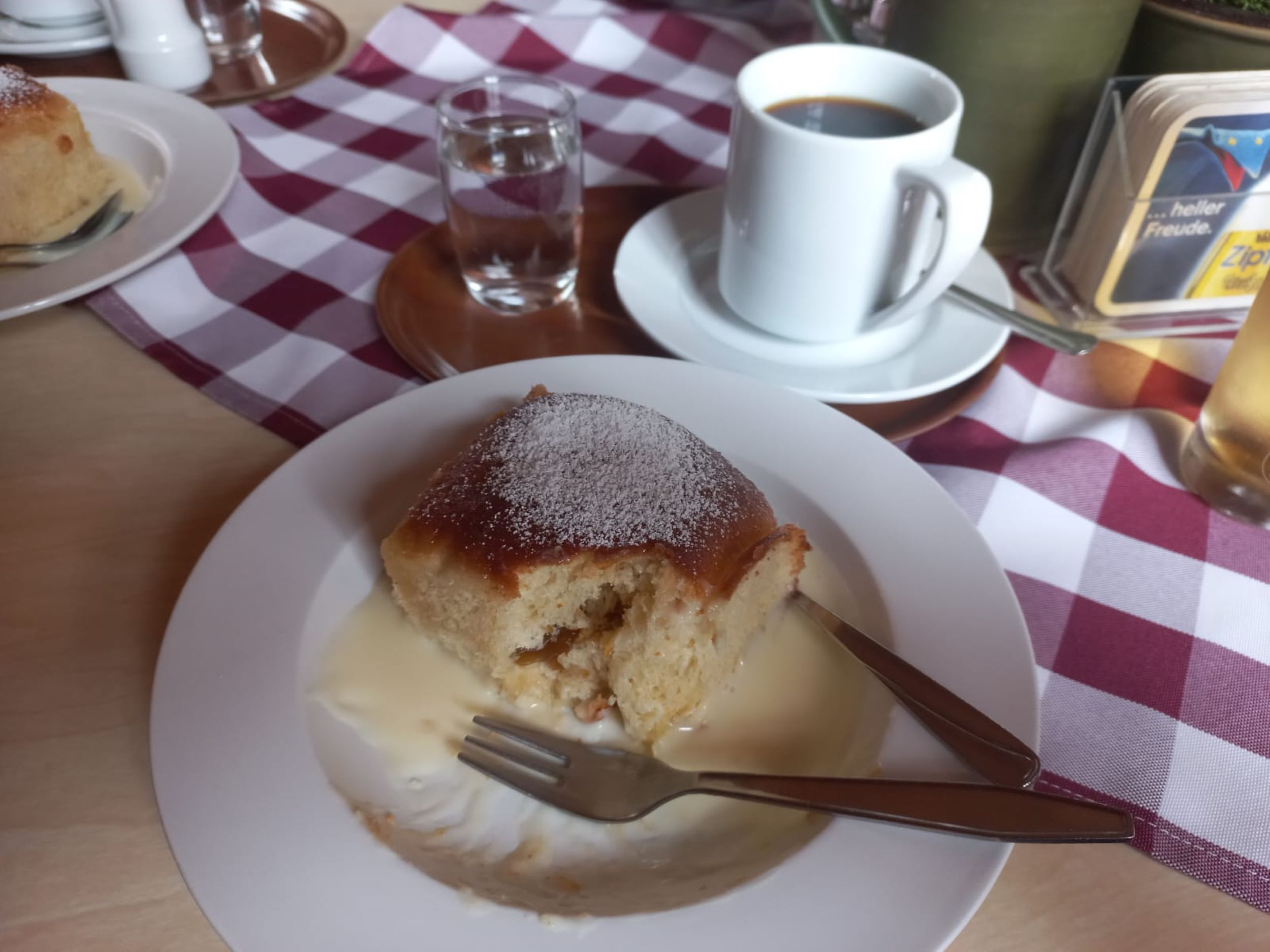 Czy nadal podawana jest pieczeń cielęca z menu z 1903 r.? Nie wiemy. Mamy jednak zapewnienie z pierwszej ręki, że drożdżówki z sosem waniliowym warte są wspinaczki do schroniska. Fot. archiwum prywatne drożdżówka na tależu