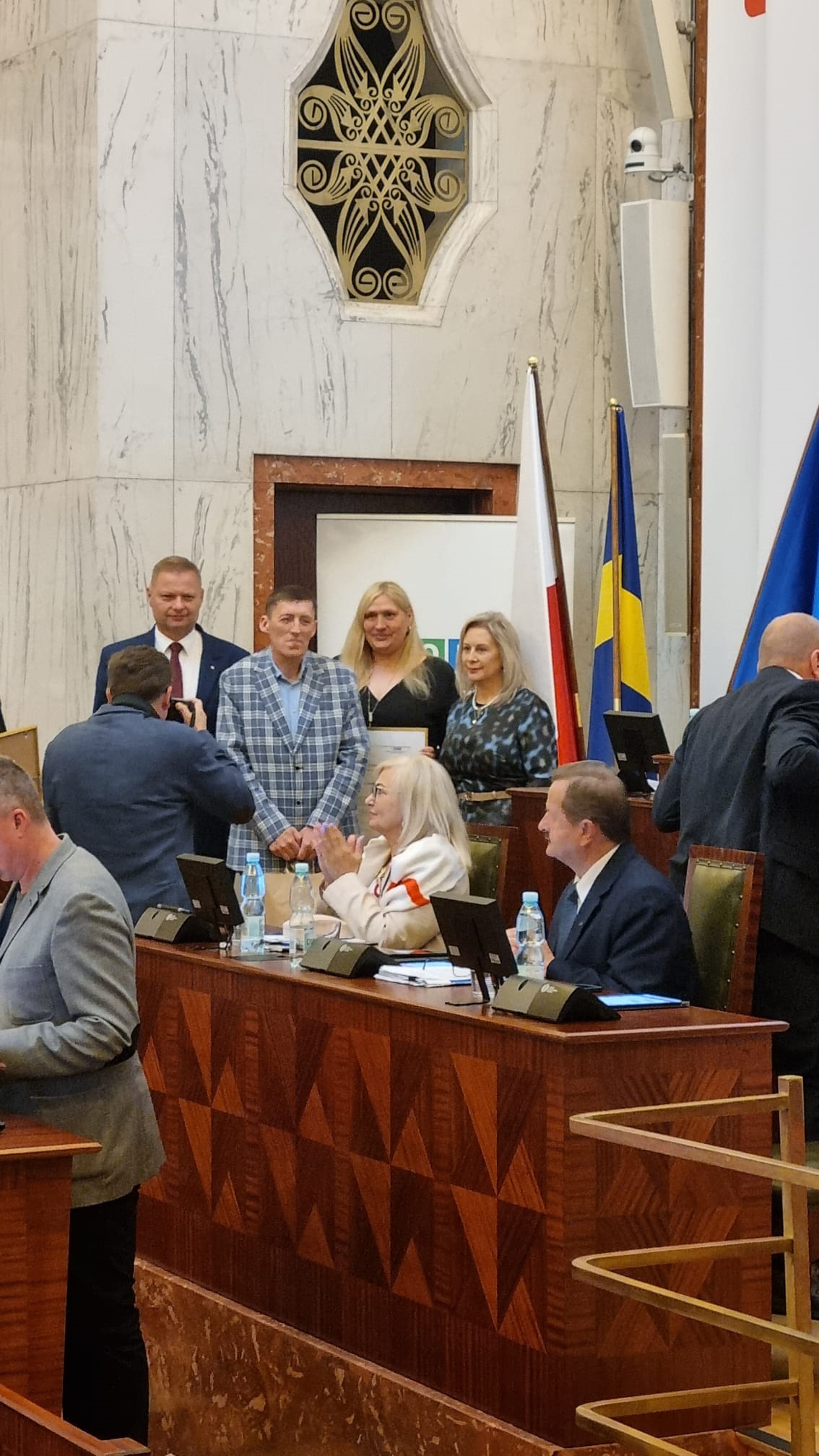 Państwo Miozga podczas odbierania nagrody. Fot. materiały Ośrodka Pomocy Społecznej w Gliwicach Państwo Miozga podczas odbierania nagrody w urzędzie w Katowicach