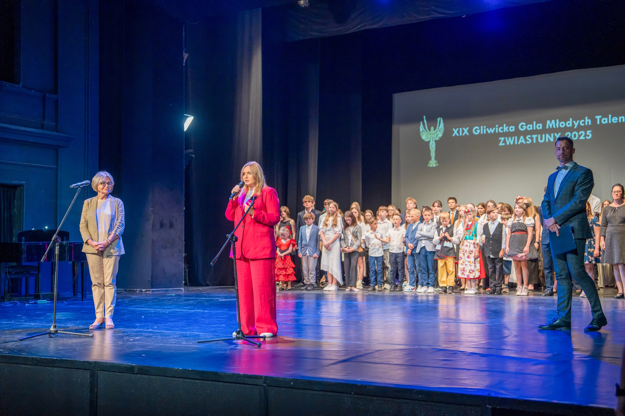 Fot. G. Ożga/UM w Gliwicach Prezydent mówi do mikrofonu na scenie