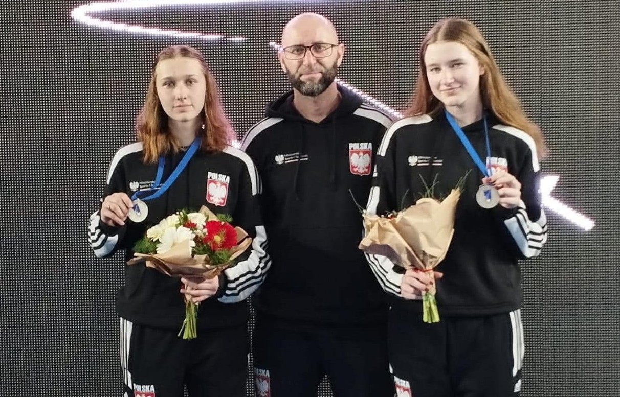 Fot. Eva Pavía/BizziTeam/piast.gliwice.pl Oliwia Janeczek i Magda Ratyna z trenerem, Piotrem Markowiczem