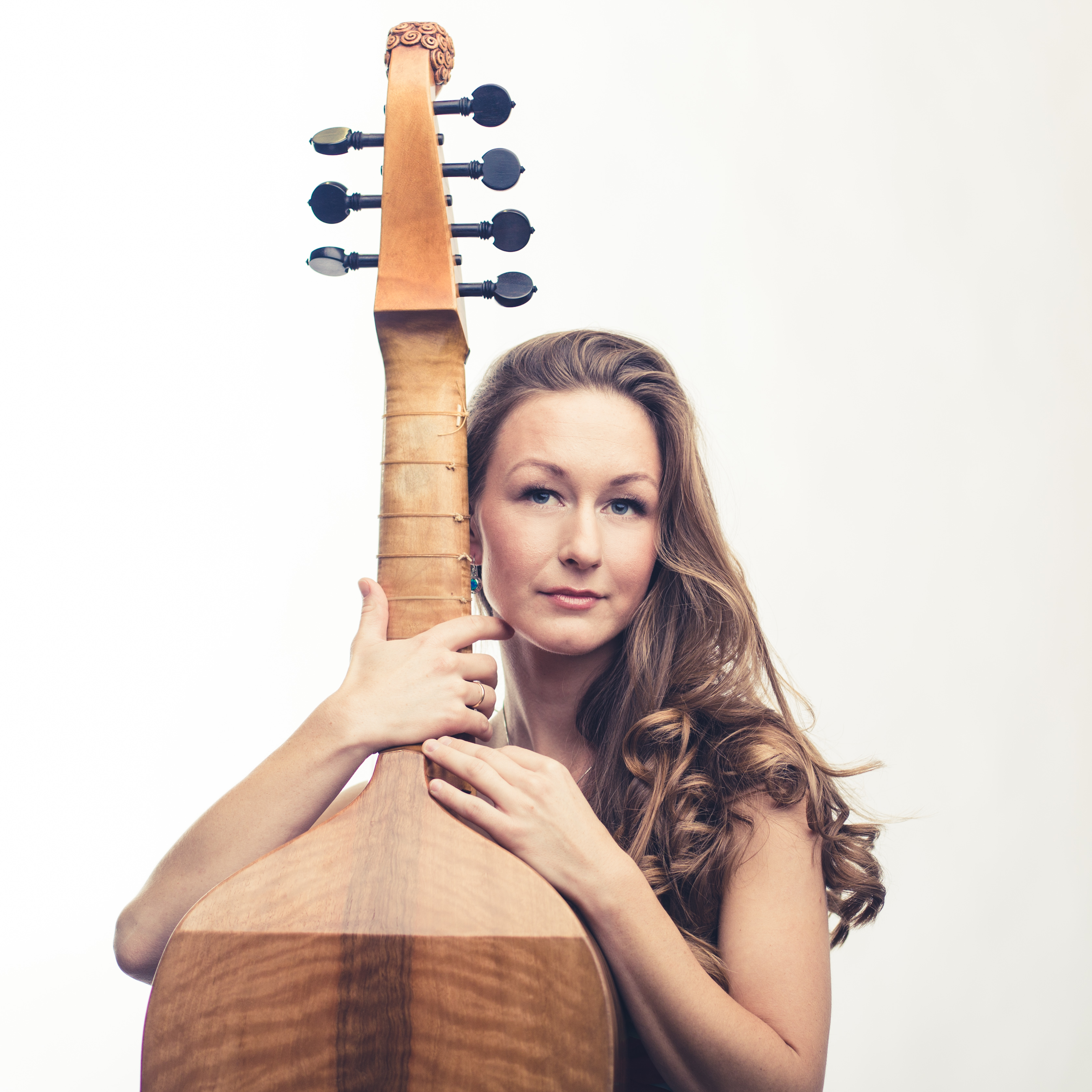 Julia Karpeta (fot. materiały promocyjne) długowłosa kobieta z instrumentem