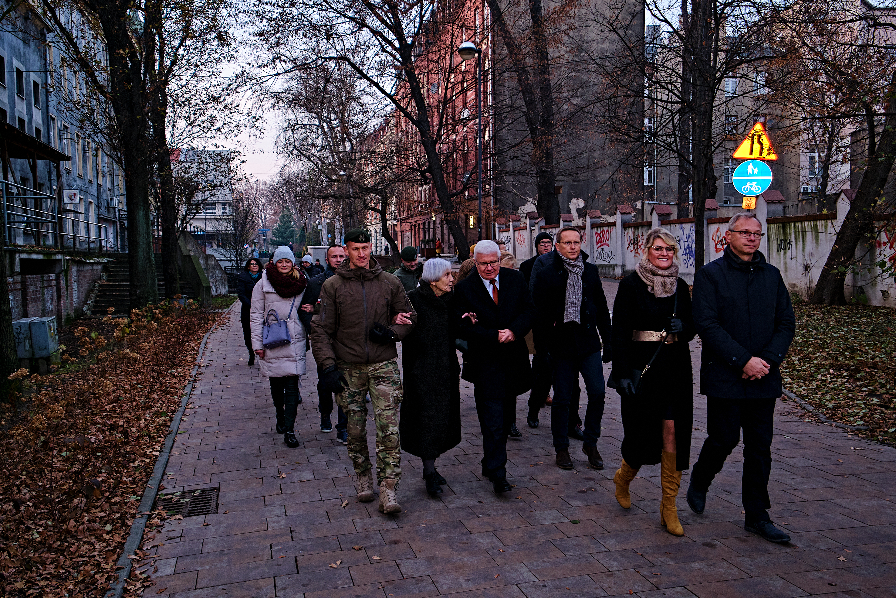 Fot. M.Buksa/Nowiny Gliwickie Uczestnicy uroczystości nadania patronatu ławeczce