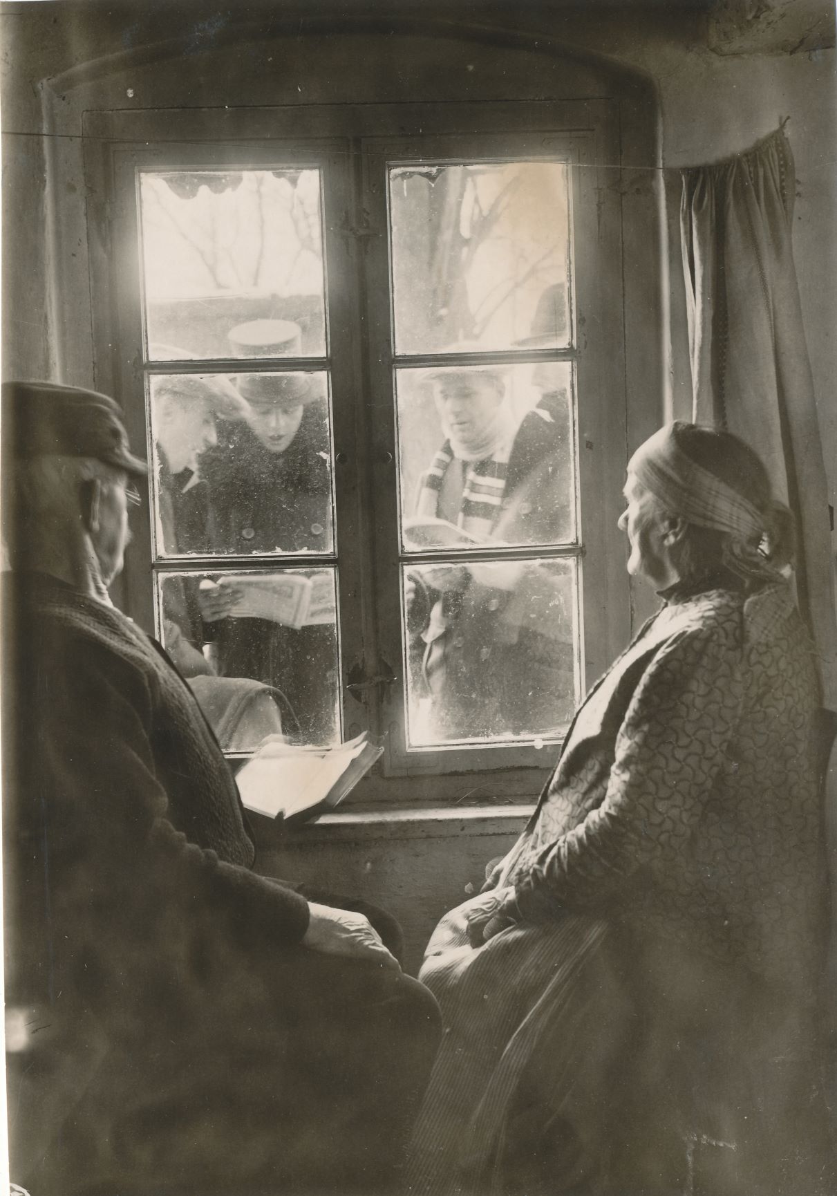 Kolędowanie w okresie zimowym. Świerkle, do 1932 r. Fot. P. Schau. Ze zbiorów Muzeum w Gliwicach Kolędowanie w okresie zimowym. Świerkle, do 1932 r. Fot. P. Schau.