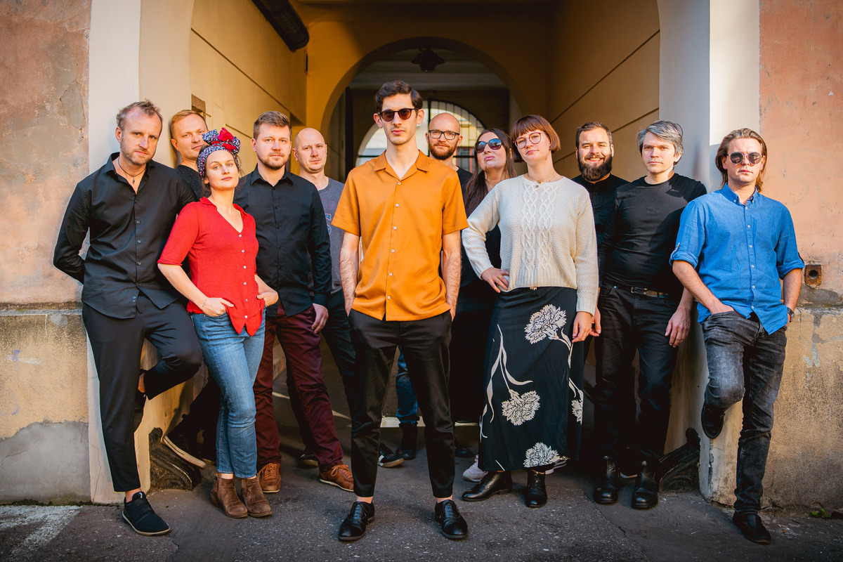 Mała Orkiestra Dancingowa (fot. D. Hawryluk) muzycy ubrani na kolorowo