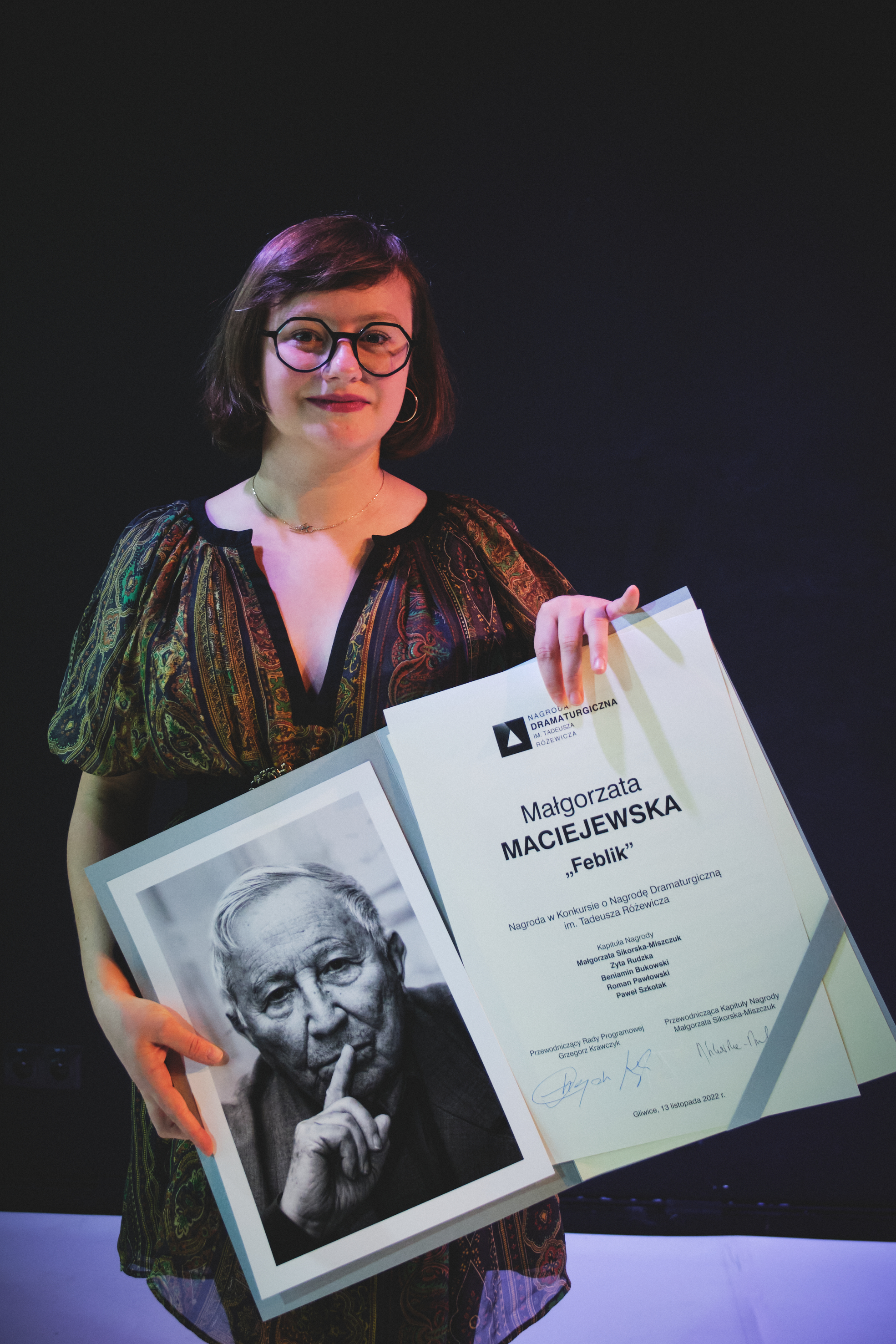Małgorzata Feblik (fot. M. Buksa / Teatr Miejski) kobieta trzymająca nagrodę