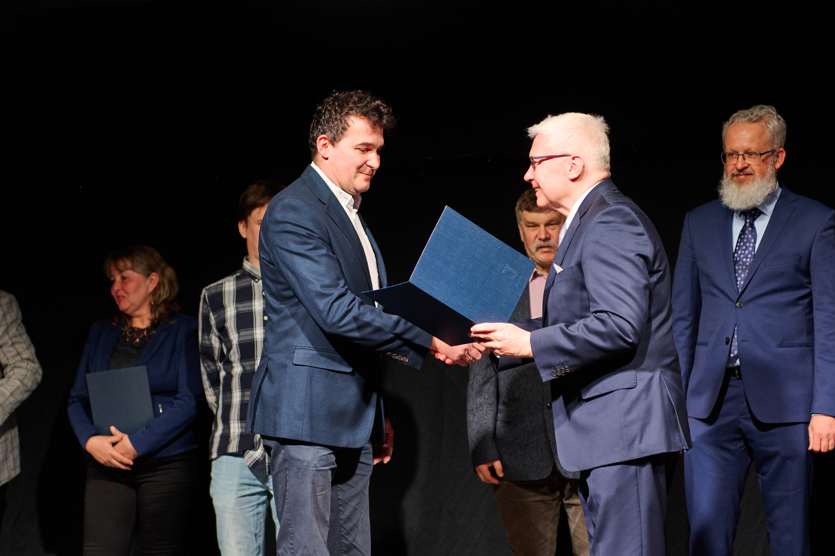 Fot. M. Buksa/ UM w Gliwicach Prezydent Gliwic Adam Neumann wręczający nagrodę