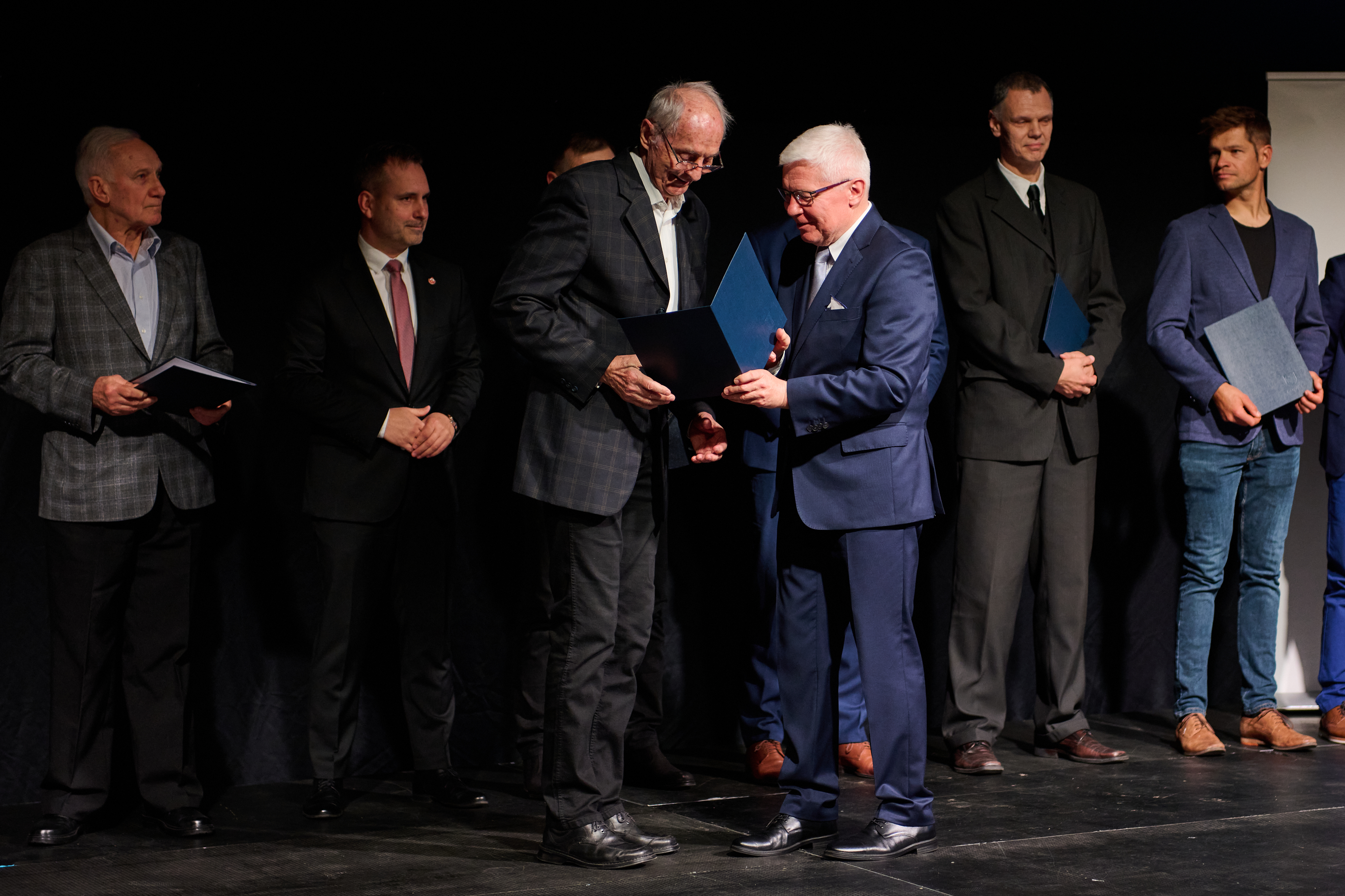 Fot. M. Buksa/ UM w Gliwicach Prezydent Gliwic Adam Neumann wręczający nagrodę jednemu z trenerów