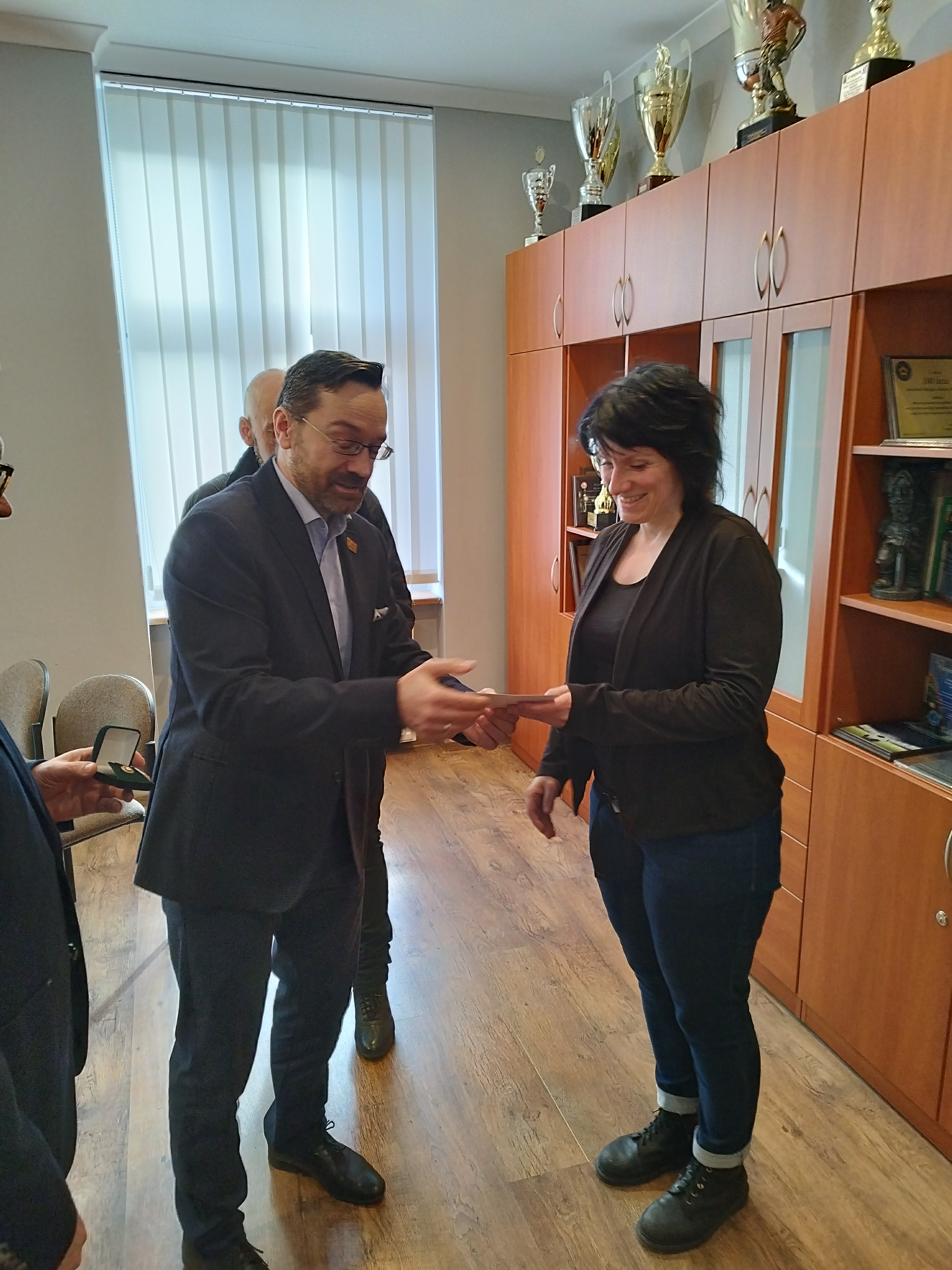 Fot. materiały Stowarzyszenia GTW Agnieszka Jagła ze Stowarzyszenia GTW odbierająca nagrodę