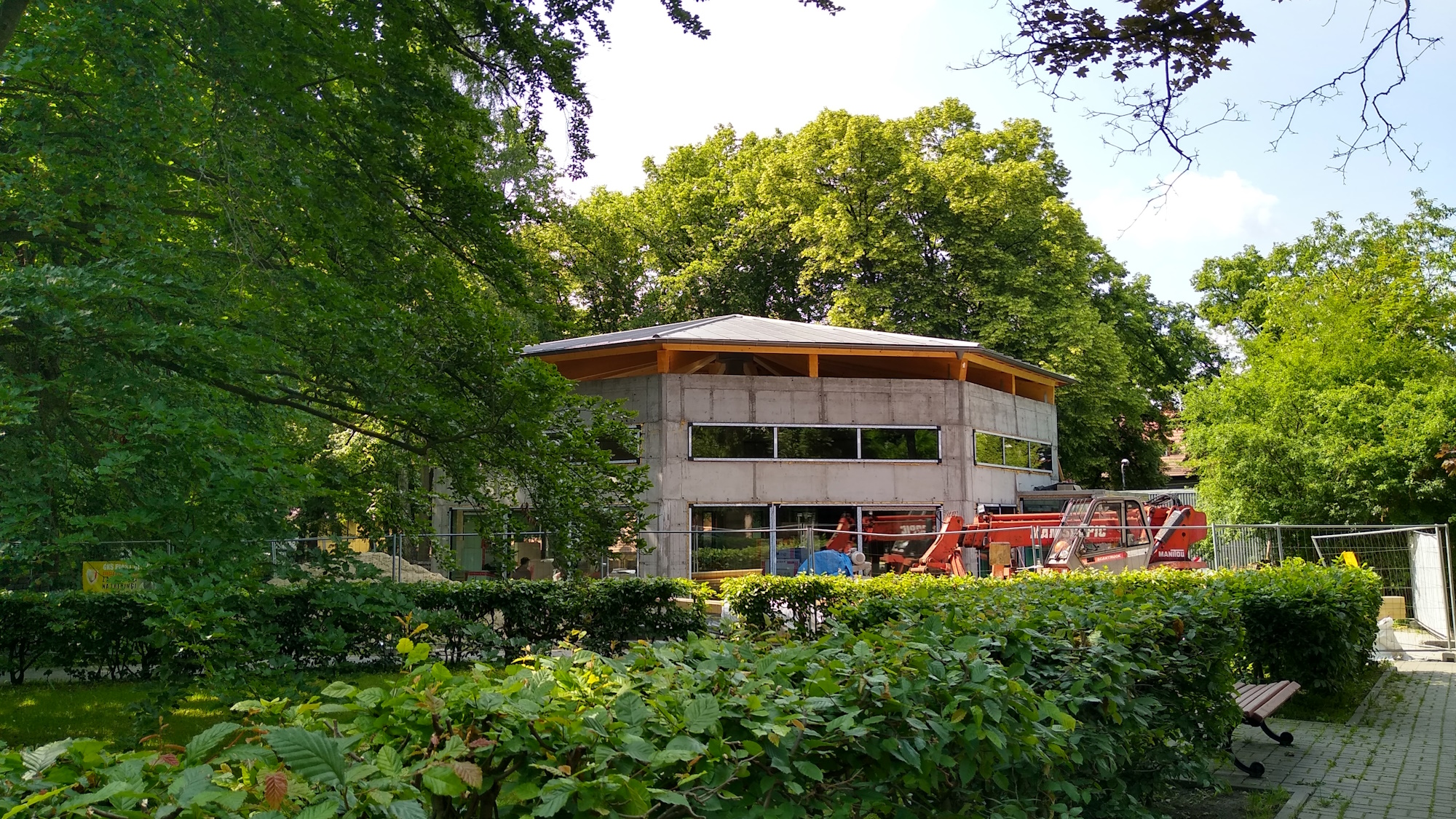 Fot. M.Foltyn/UM Gliwice Budynek okrąglaka wśród zieleni