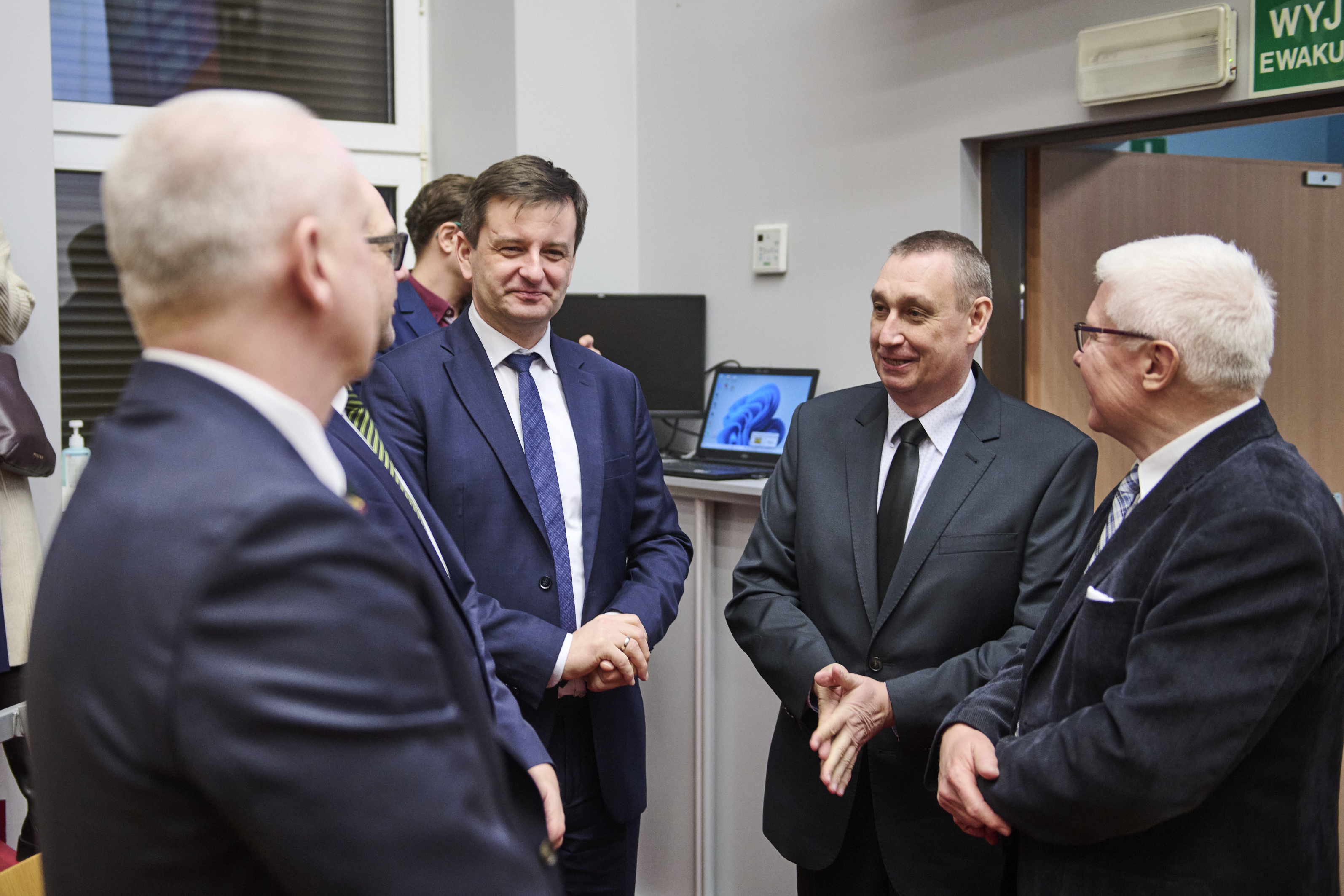 Fot. M.Buksa/UM w Gliwicach Goście konferencji rozmawiają na korytarzu