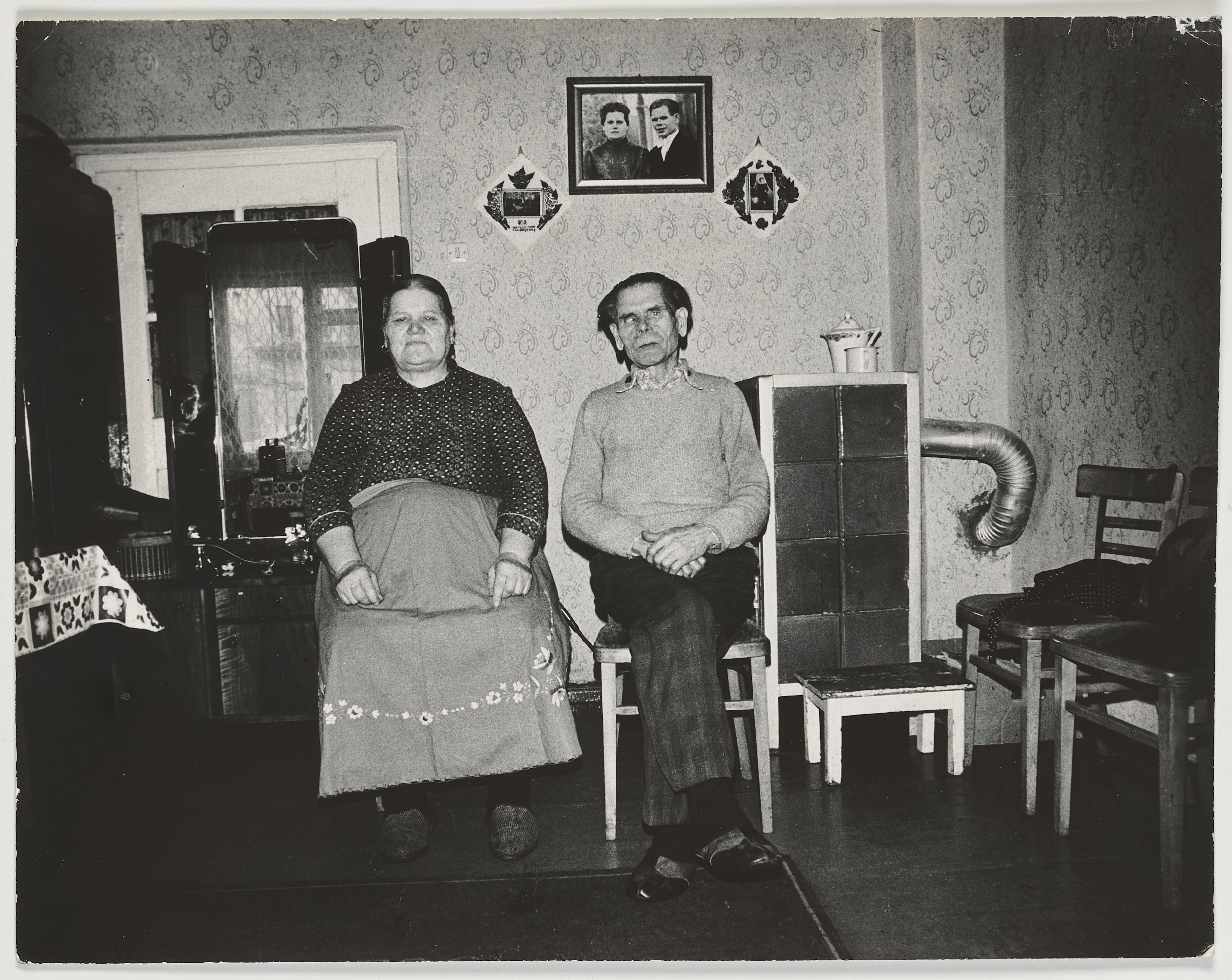 Zofia Rydet, Śląskie, wieś Ostropa, z cyklu „Zapis socjologiczny”, kolekcja Muzeum w Gliwicach Zdjęcie pary starszych osób w pokoju