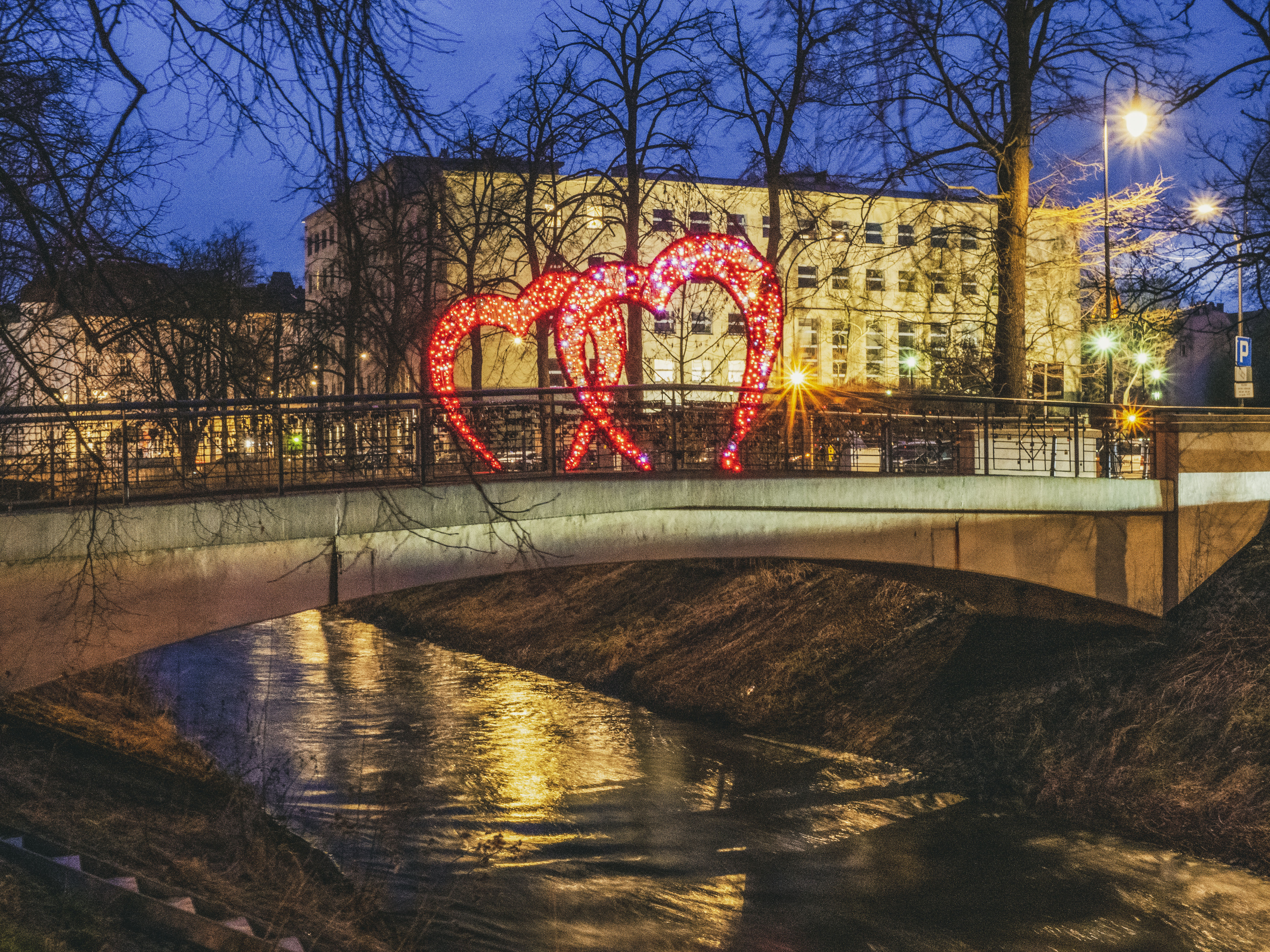 Fot. G.Ożga/UM w Gliwicach Iluminacja walentynkowa na kładce