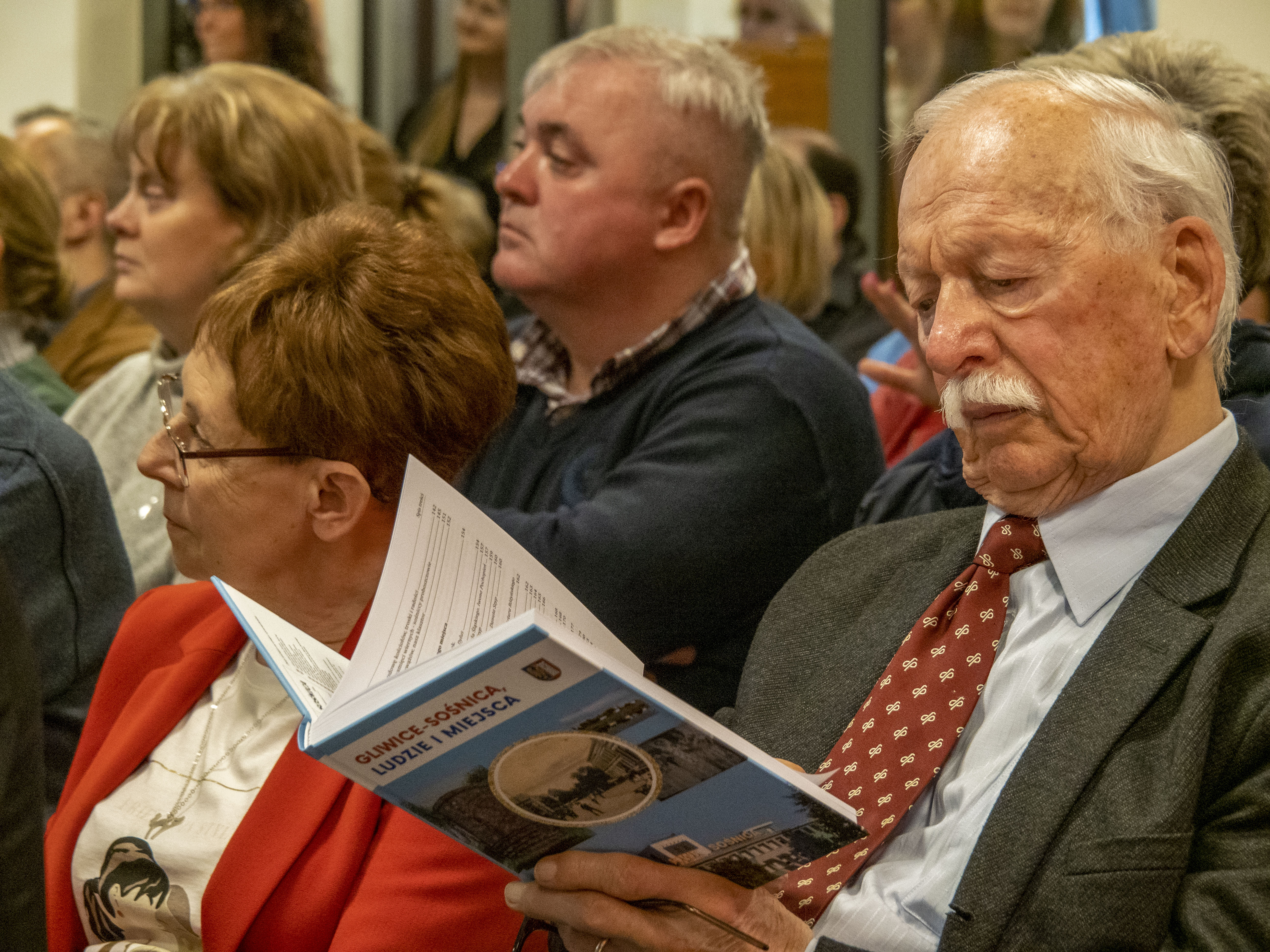 Fot. G. Ożga/ UM w Gliwicach Pan na widowni czytający książkę