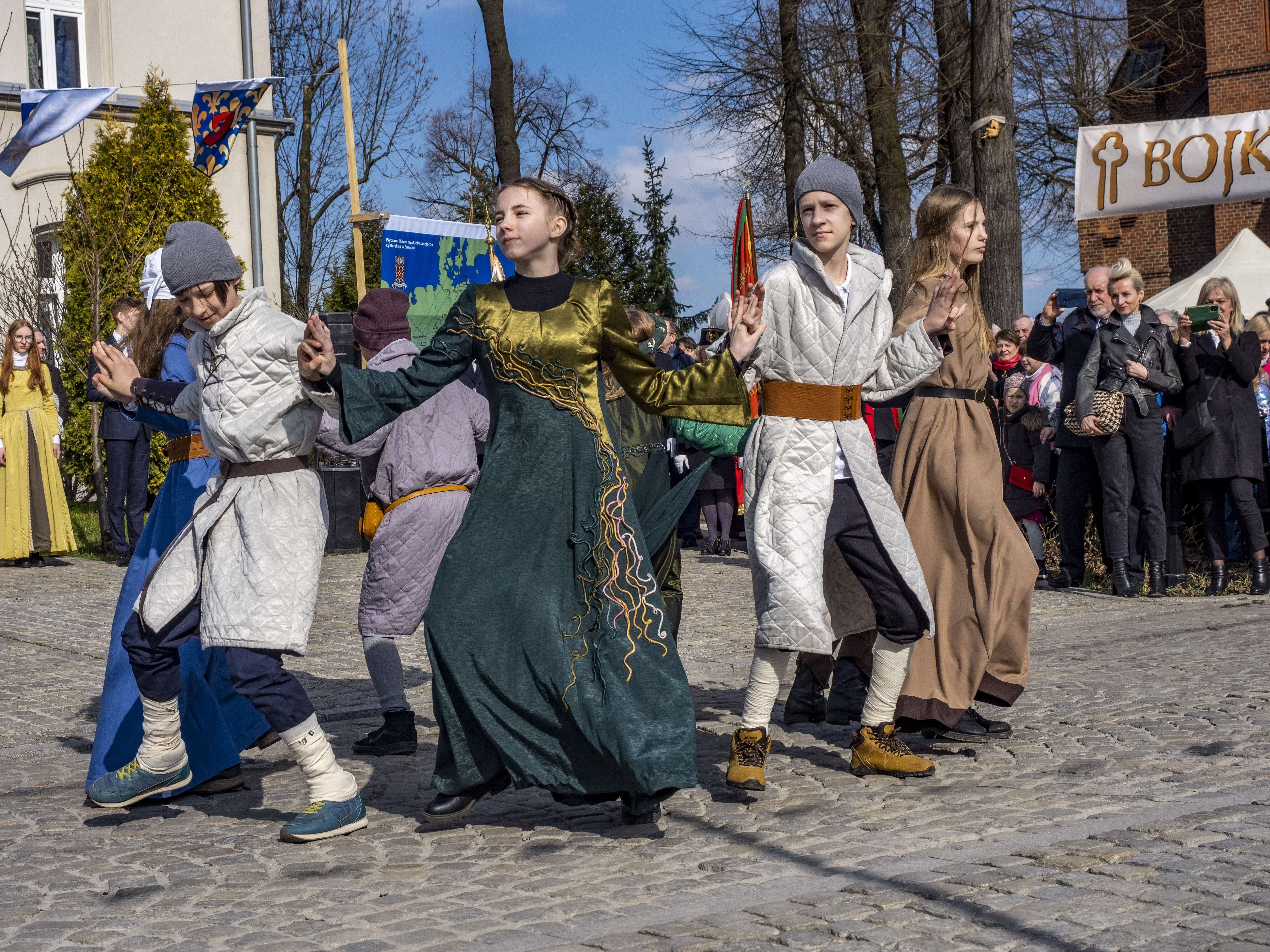 Fot. G.Ożga/UM Gliwice młodzież tańcząca przed kościołem