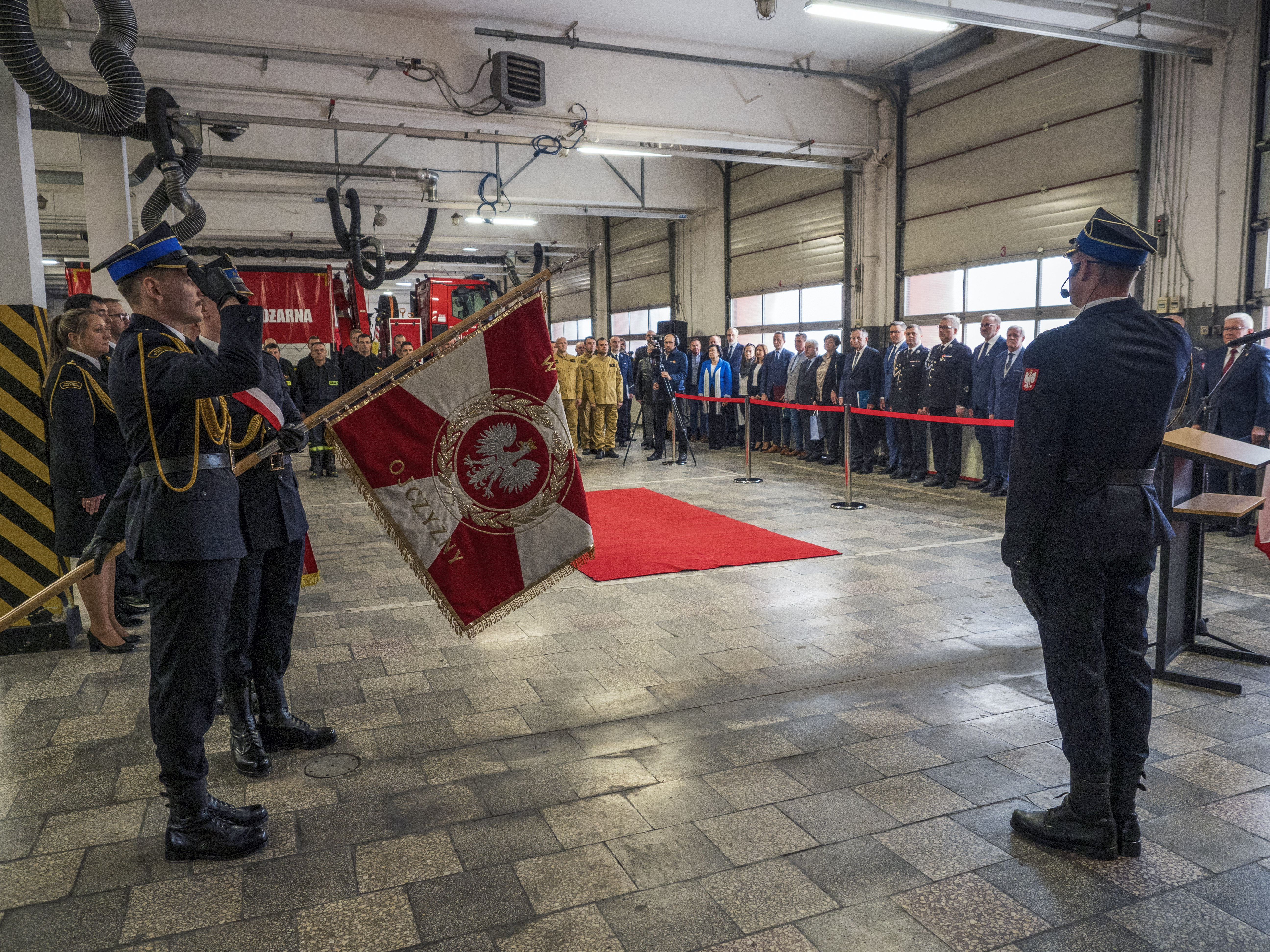 Fot. G. Ożga/ UM w Gliwicach Poczet sztandarowy pochylający się ze sztandarem