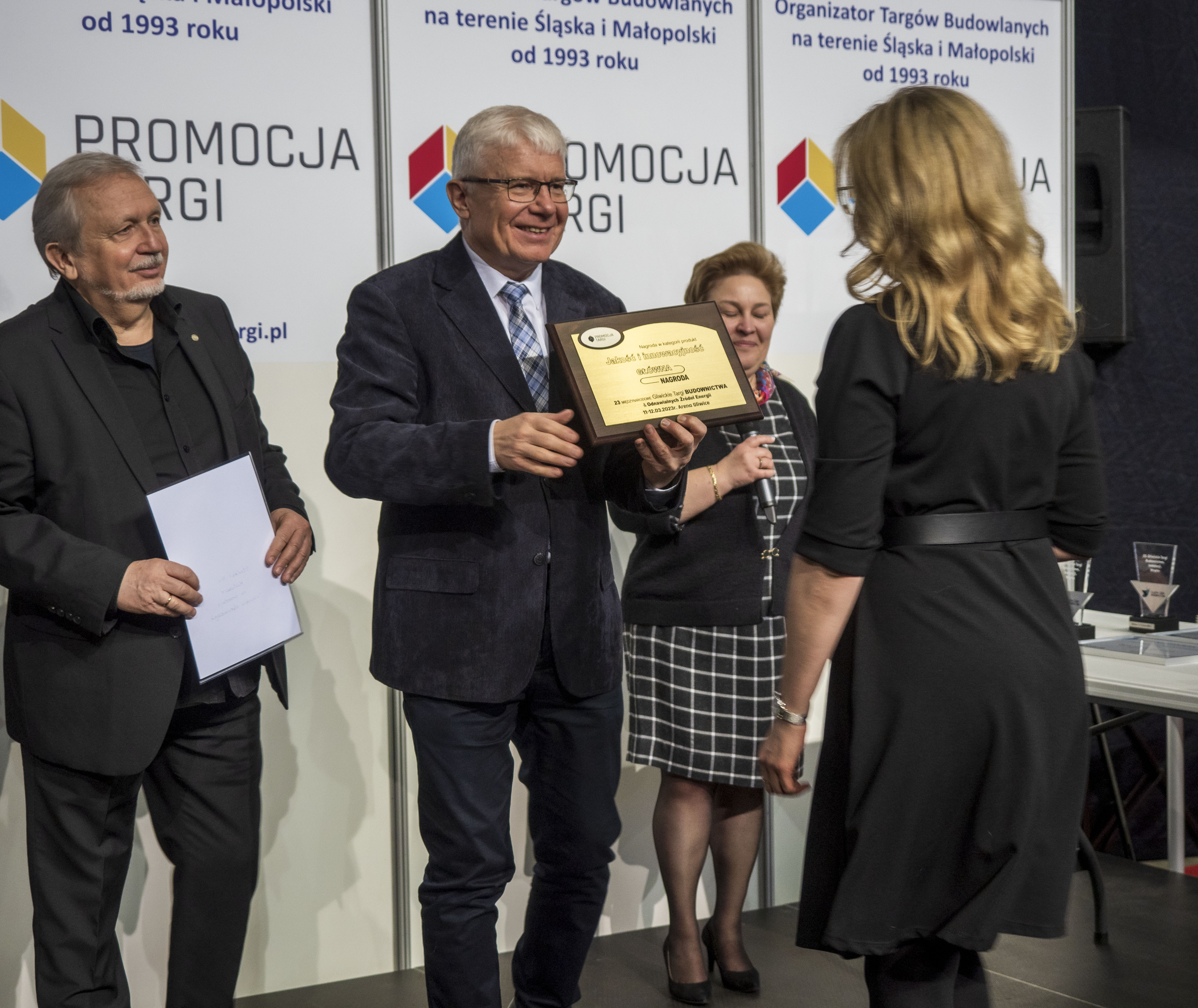 Fot. G.Ożga/UM Gliwice prezydent wręcza nagrodę