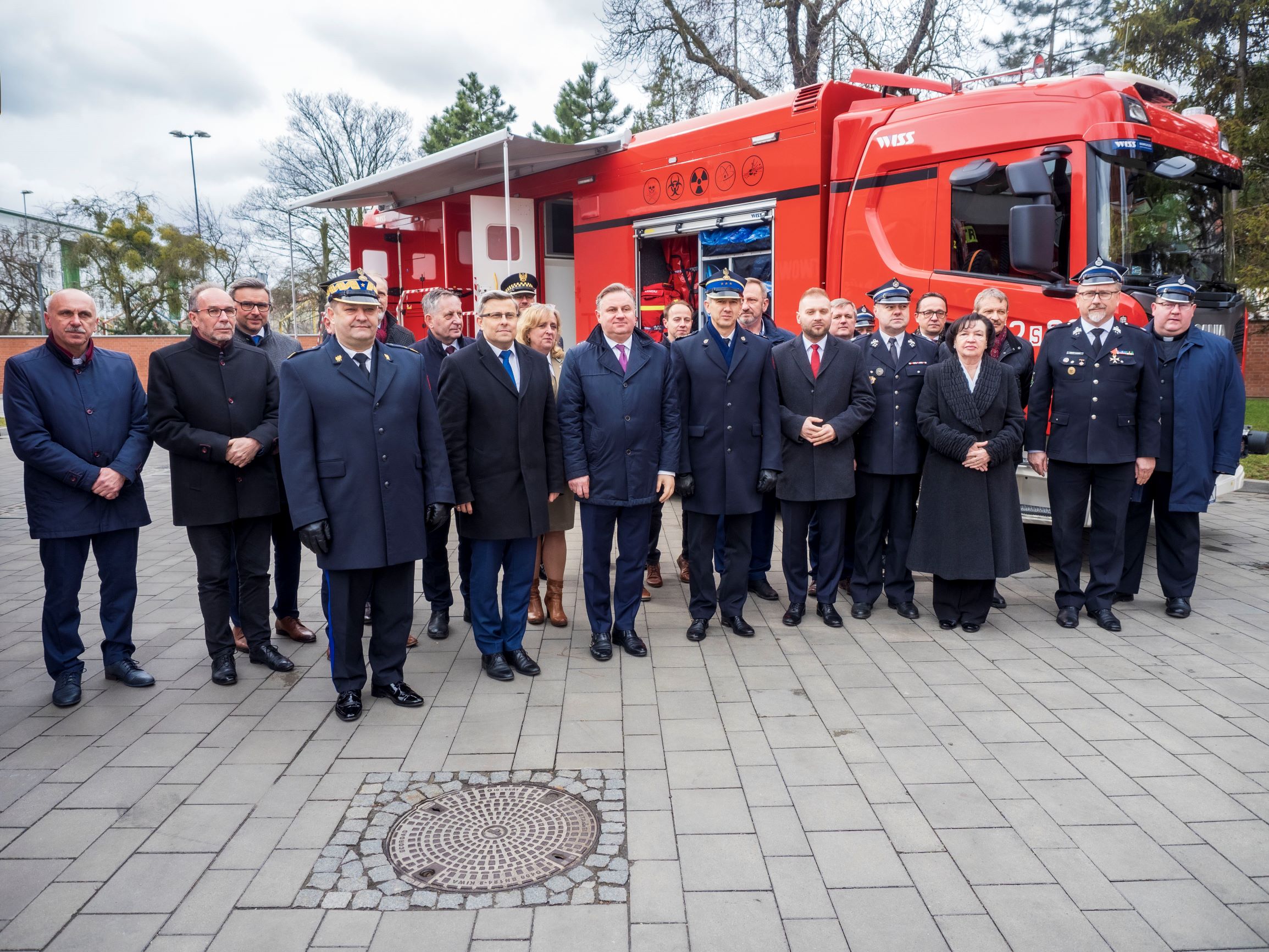 Fot. G. Ożga/ UM w Gliwicach Goście uroczystości przed wozem strażackim
