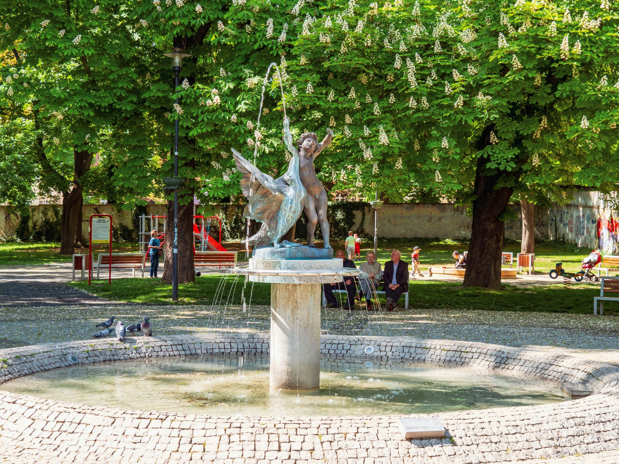 Fot. G.Ożga/UM Gliwice fontanna Chłopiec z łabędziem