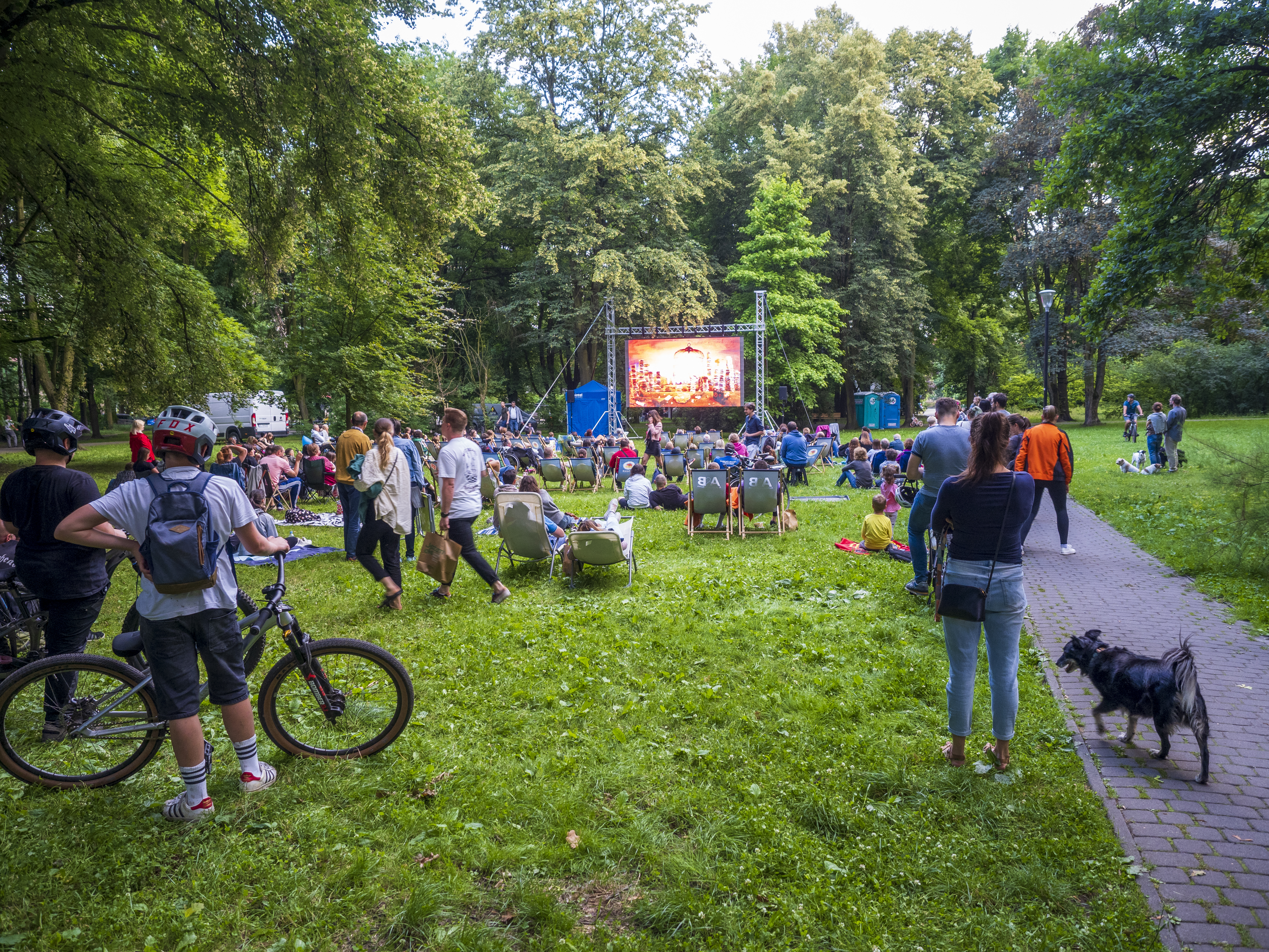 fot. G. Ożga/UM w Gliwicach Widzowie ogladają film na placu Grunwaldzkim