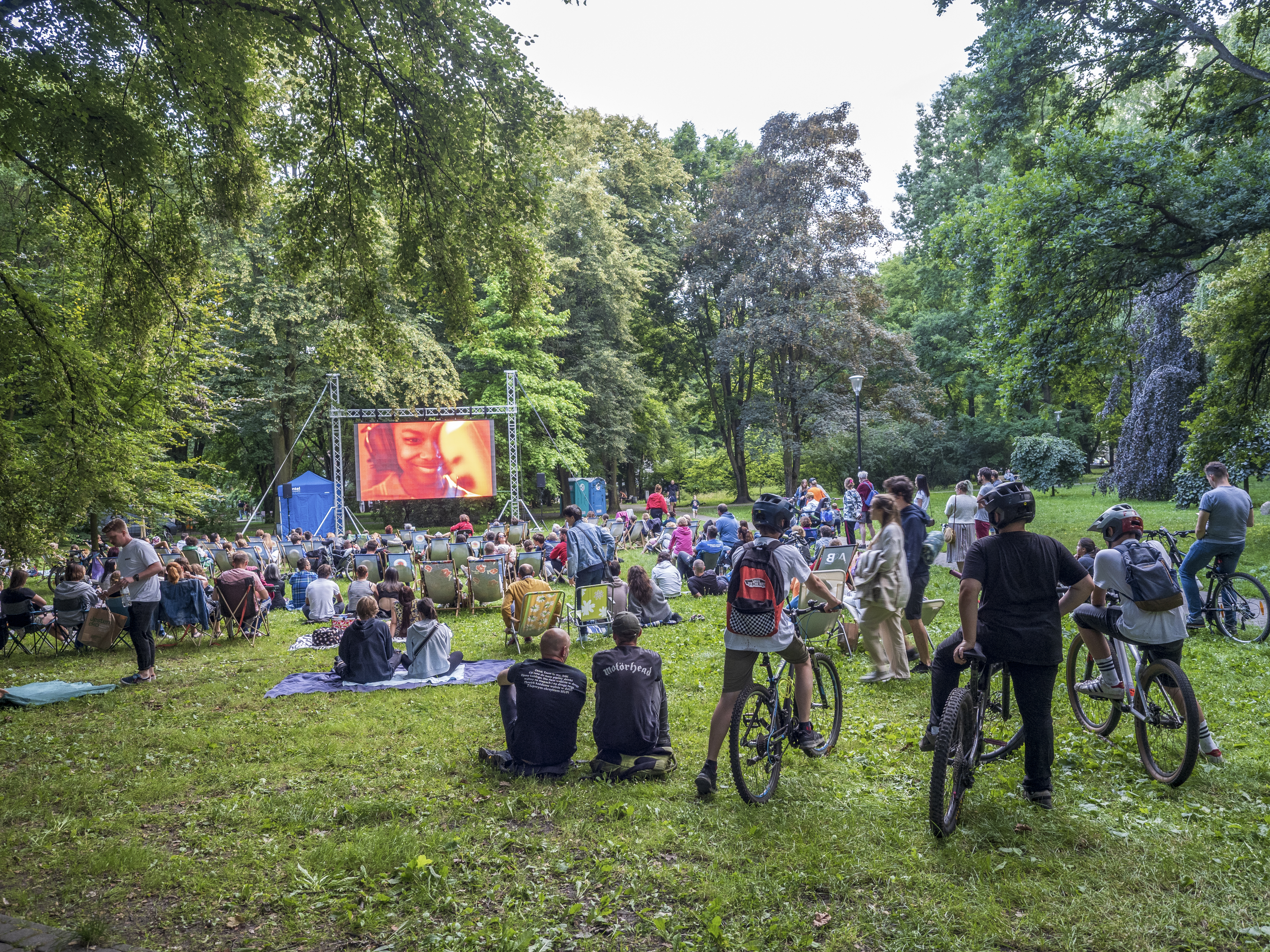 fot. G. Ożga/UM w Gliwicach Widzowie ogladają film na placu Grunwaldzkim