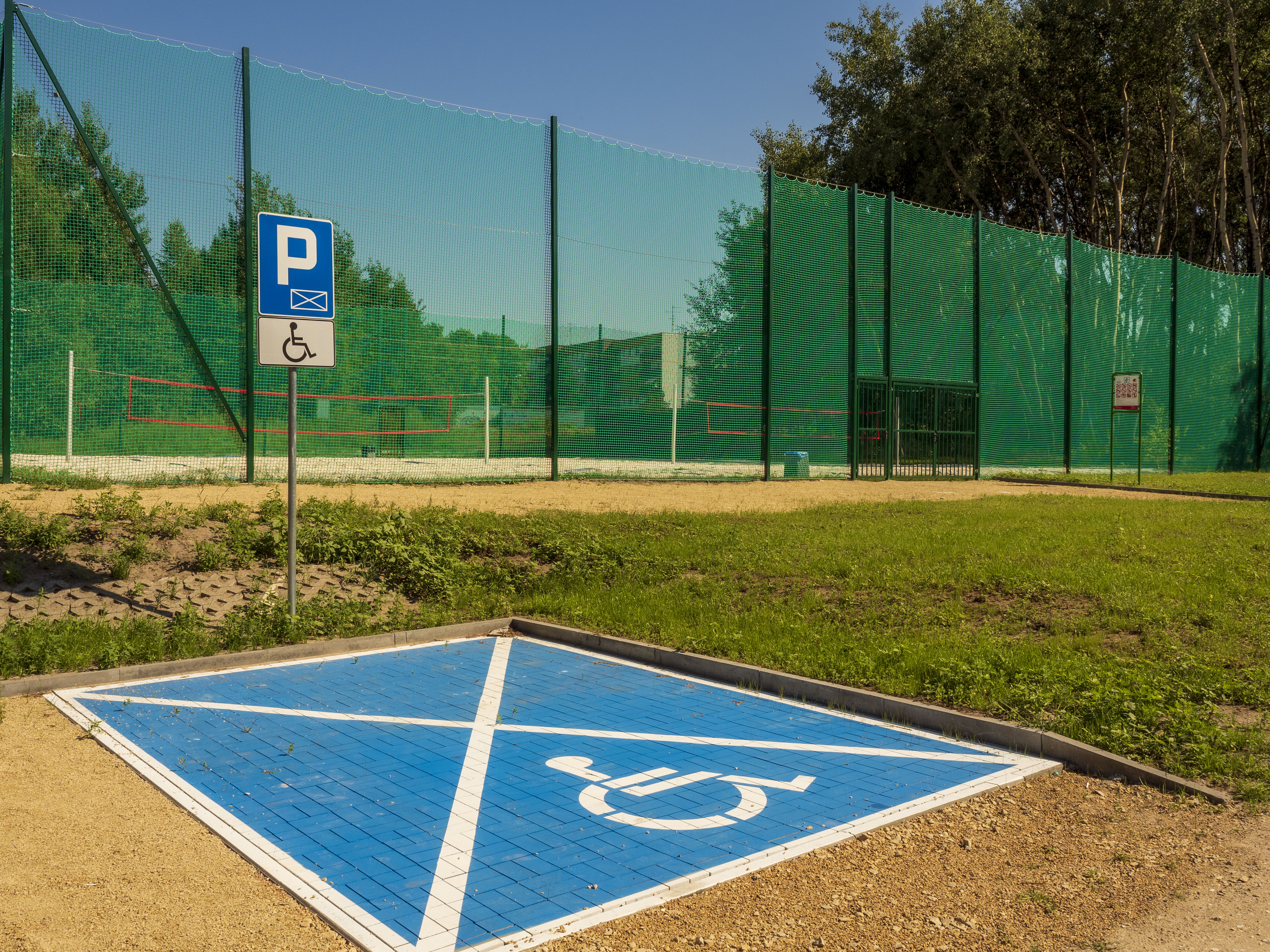 Fot. G. Ożga/ UM w Gliwicach Miejsce parkingowe dla niepełnosprawnych z nowymi boiskami w tle