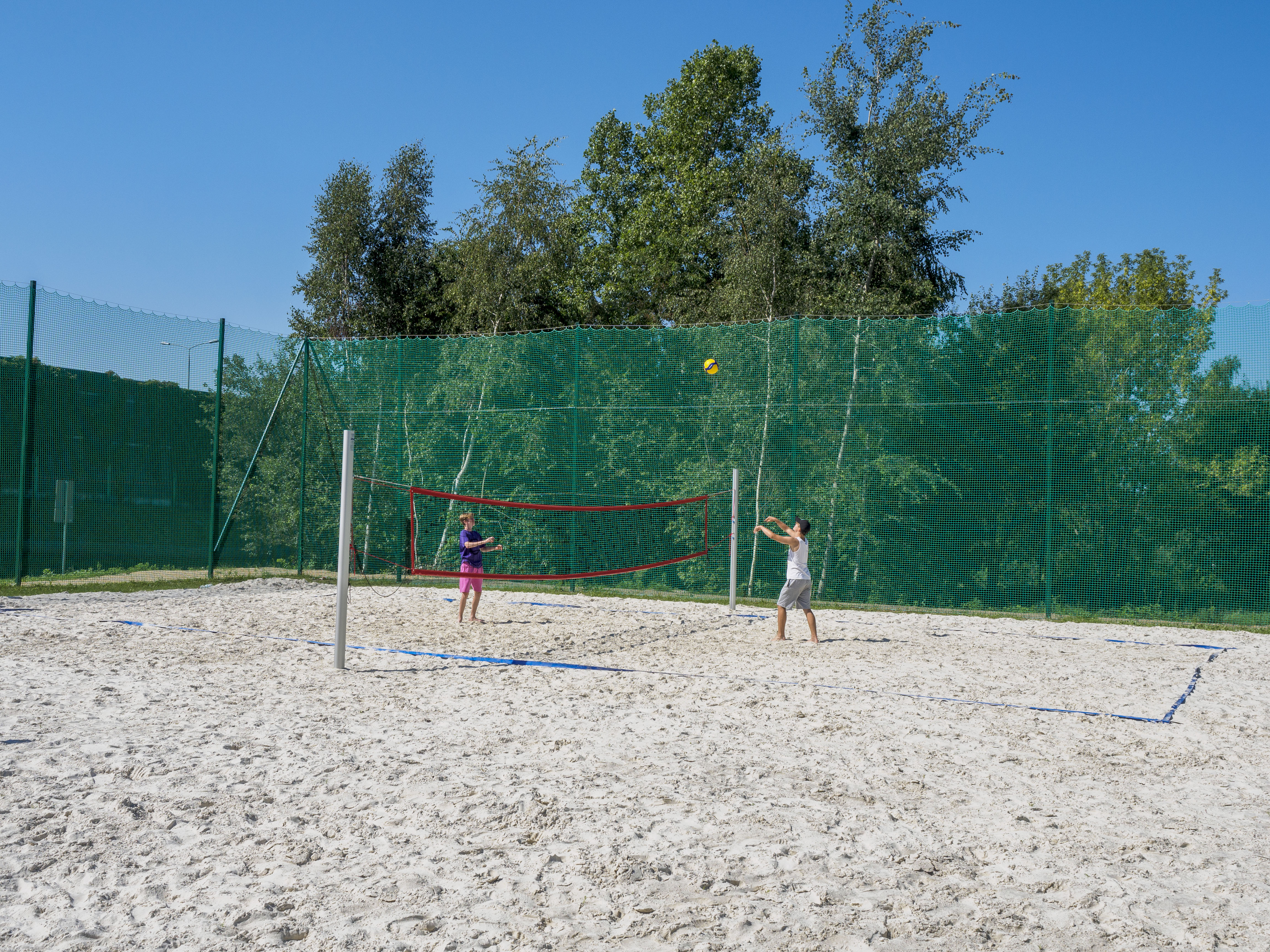 Fot. G. Ożga/ UM w Gliwicach Chłopcy grający w siatkówkę plażową na nowym boisku