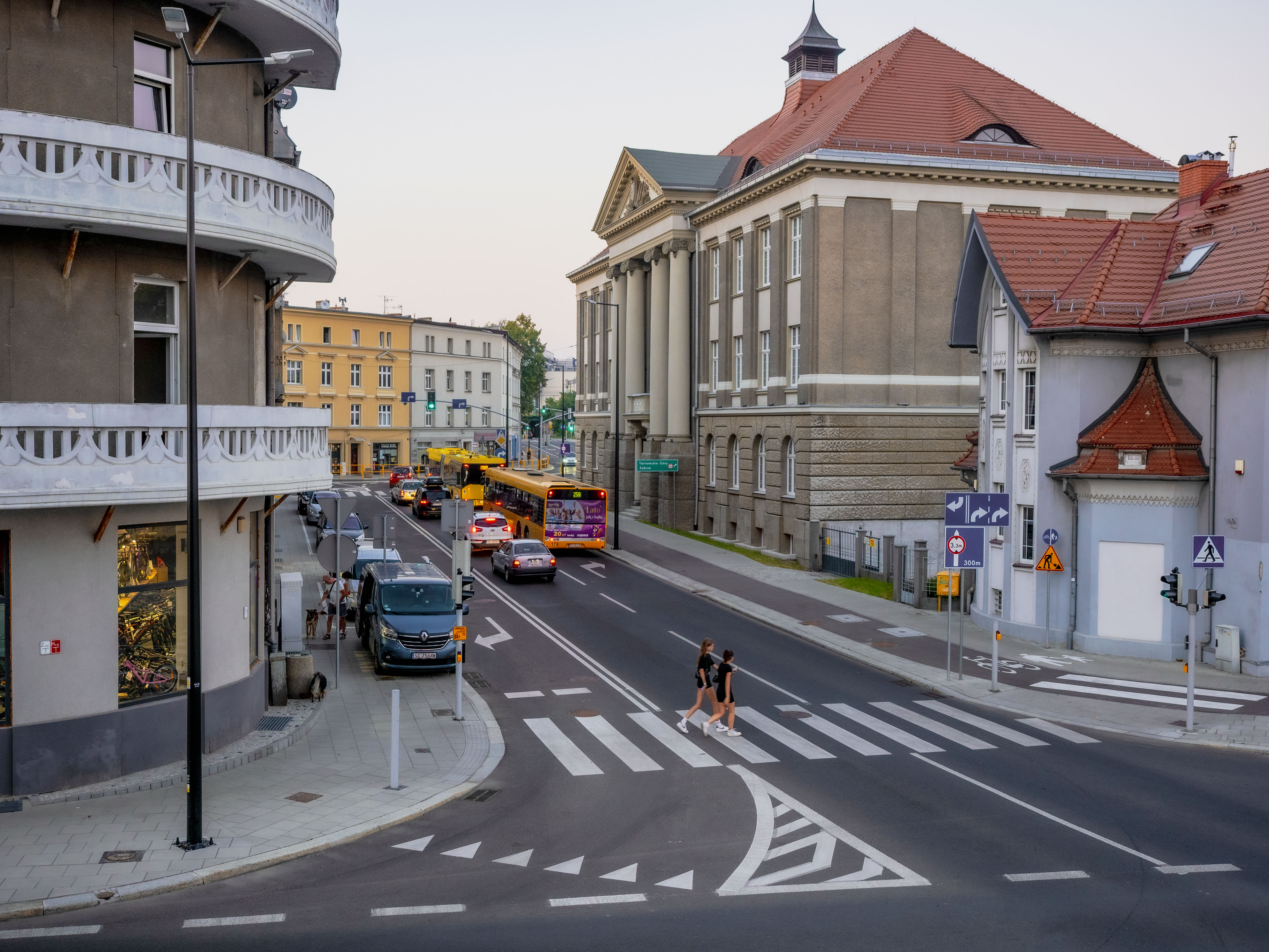 Nowe Centrum Gliwic, ul. ks. Hlubka (dawniej: ul. Mitręgi). Tak jest... (fot. G. Ożga / UM w Gliwicach) Nowe Centrum Gliwic, ul. ks. Hlubka (dawniej: ul. Mitręgi)