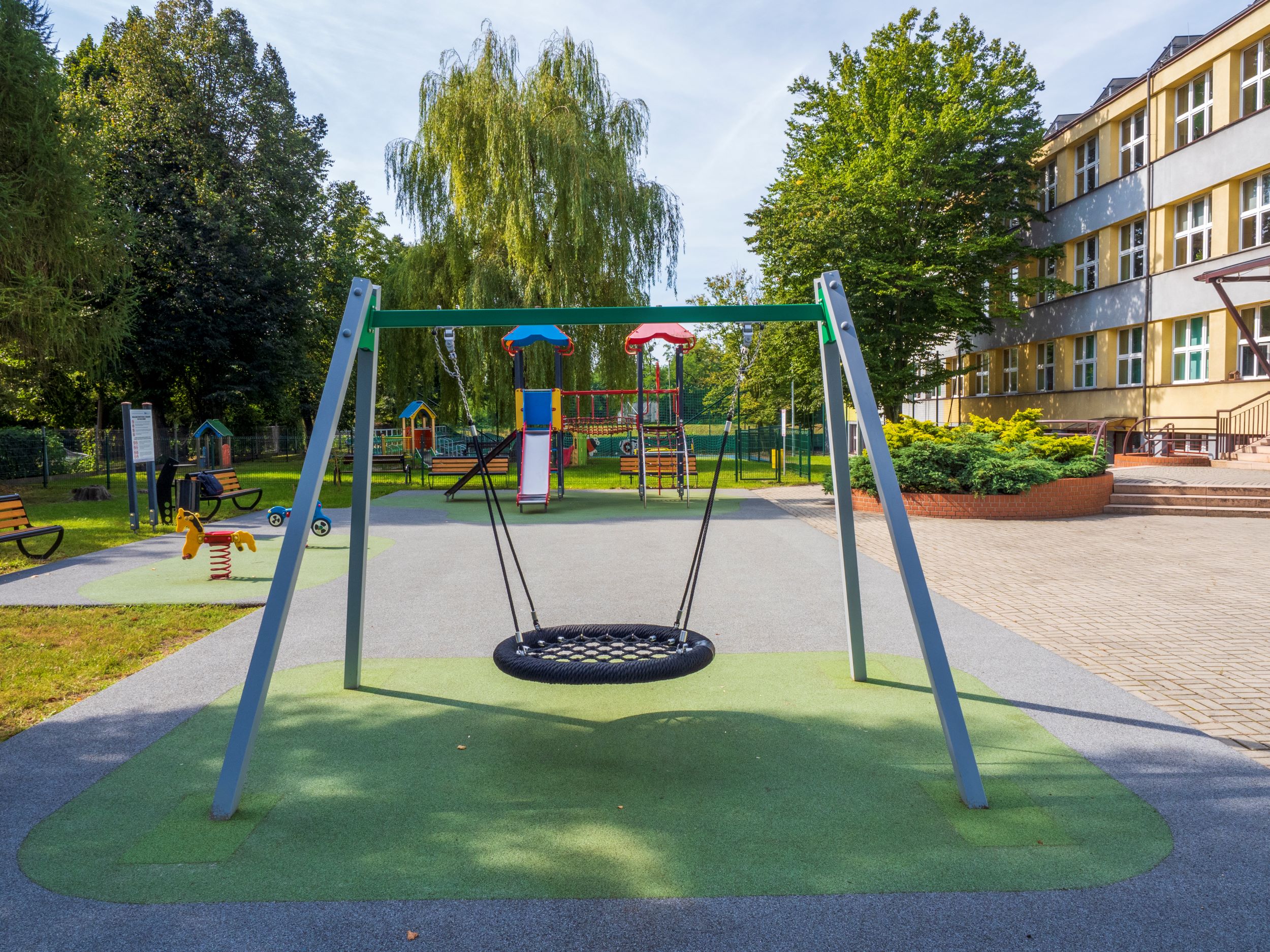 Nowa huśtawka typu bocianie gniazdo. Plac zabaw przy ZSP nr 6. Fot. G.Ożga/UM Gliwice huśtawka typu gniazdo