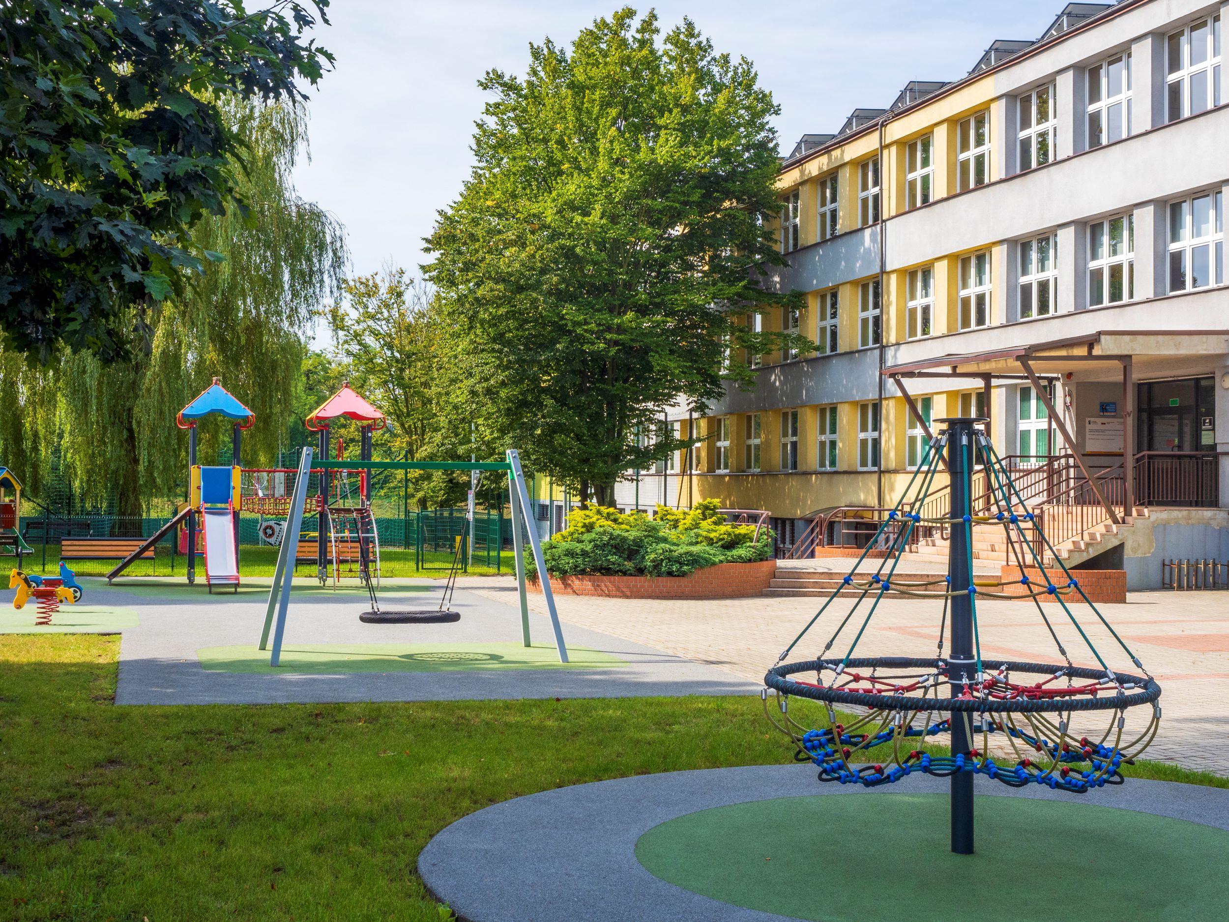 Plac zabaw przy ZSP nr 6 po modernizacji. Fot. G.Ożga/UM Gliwice urządzenia na placu zabaw