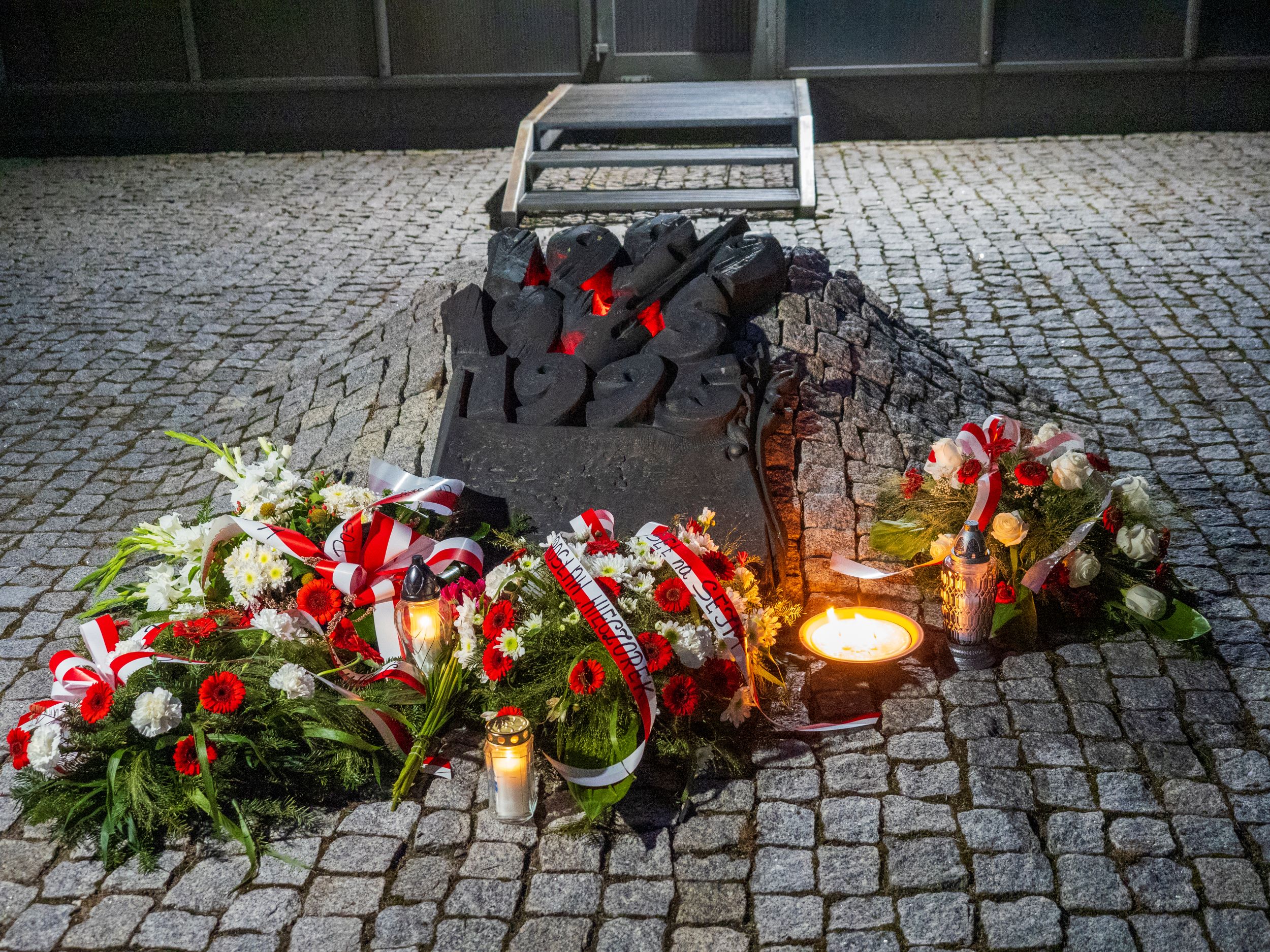 Fot. G. Ożga/UM Na terenie radiostacji zapłonęły znicze.