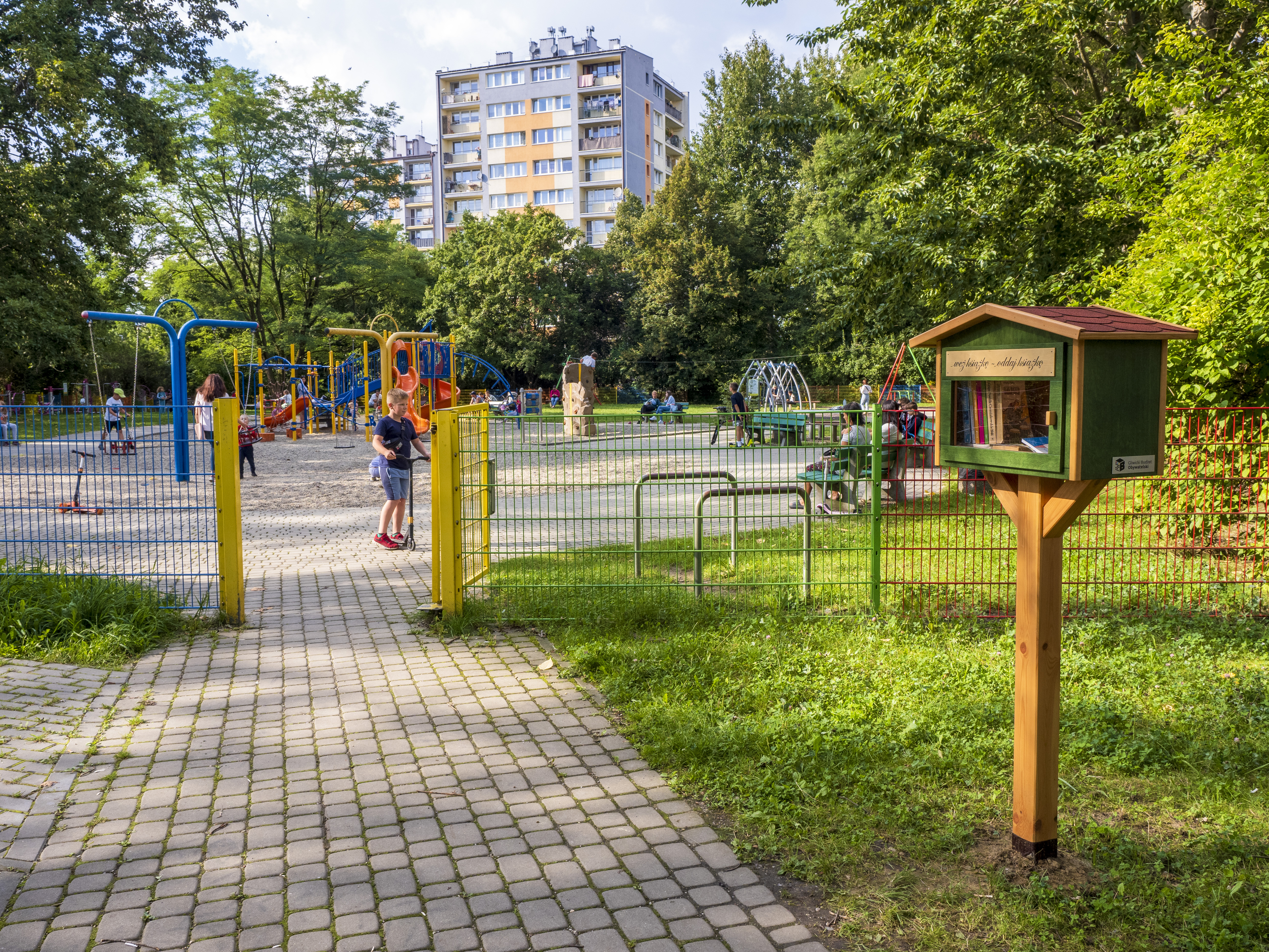 Fot. G.Ożga/UM Gliwice plenerowa biblioteczka przy alei Sikornik