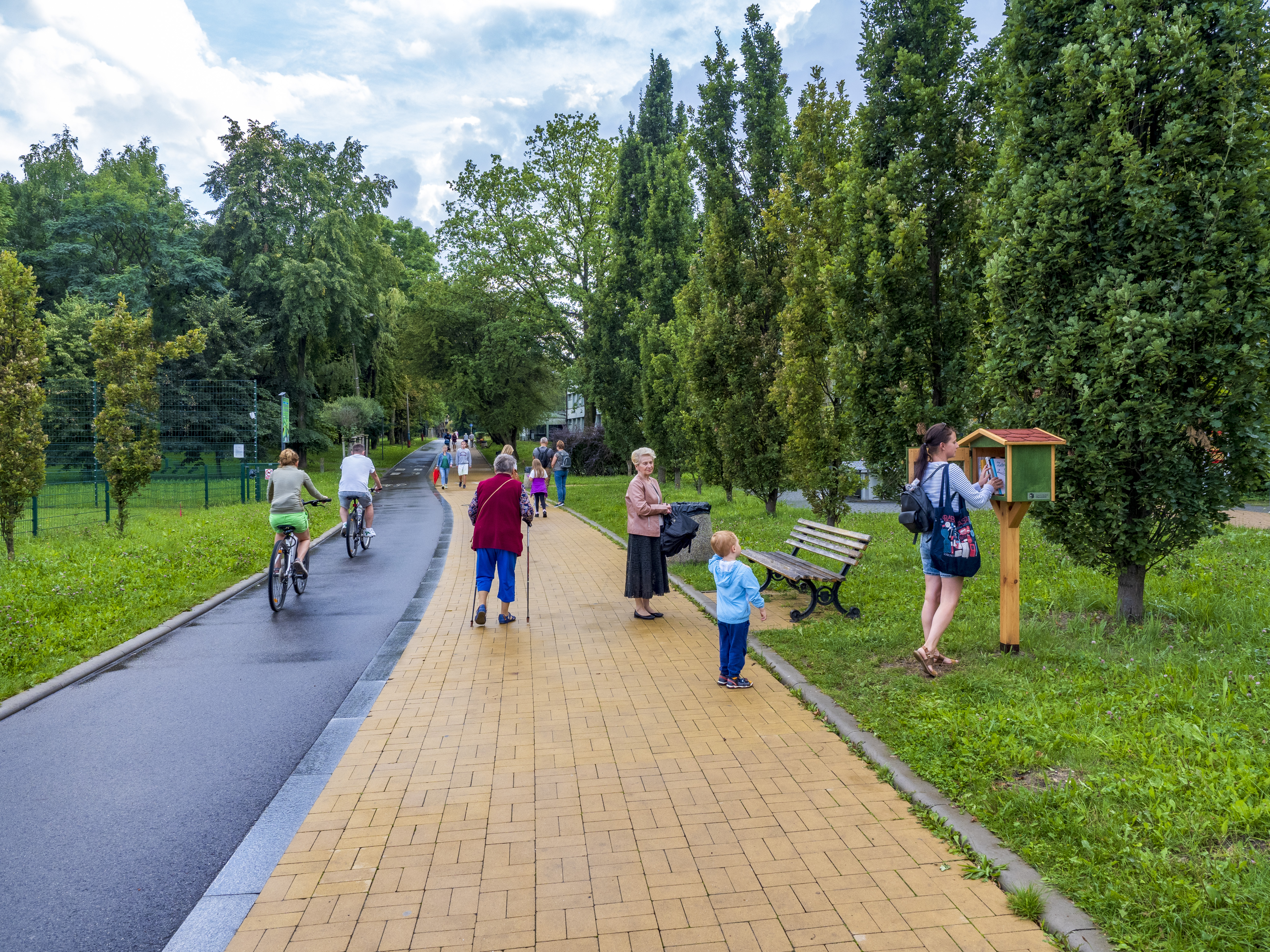Fot. G.Ożga/UM Gliwice ludzie przy plenerowej biblioteczce