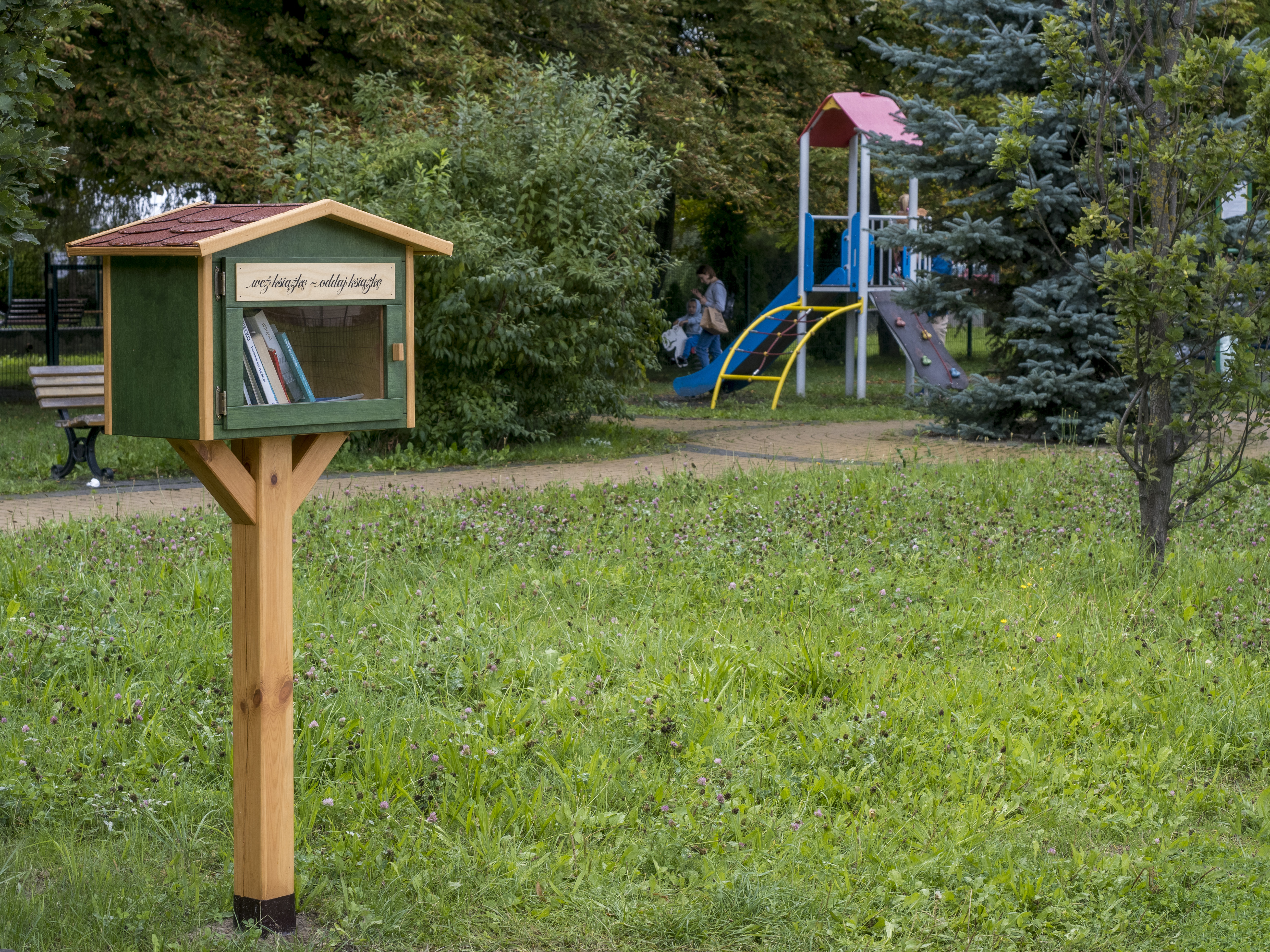 Fot. G.Ożga/UM Gliwice plenerowa biblioteczka przy alei Sikornik