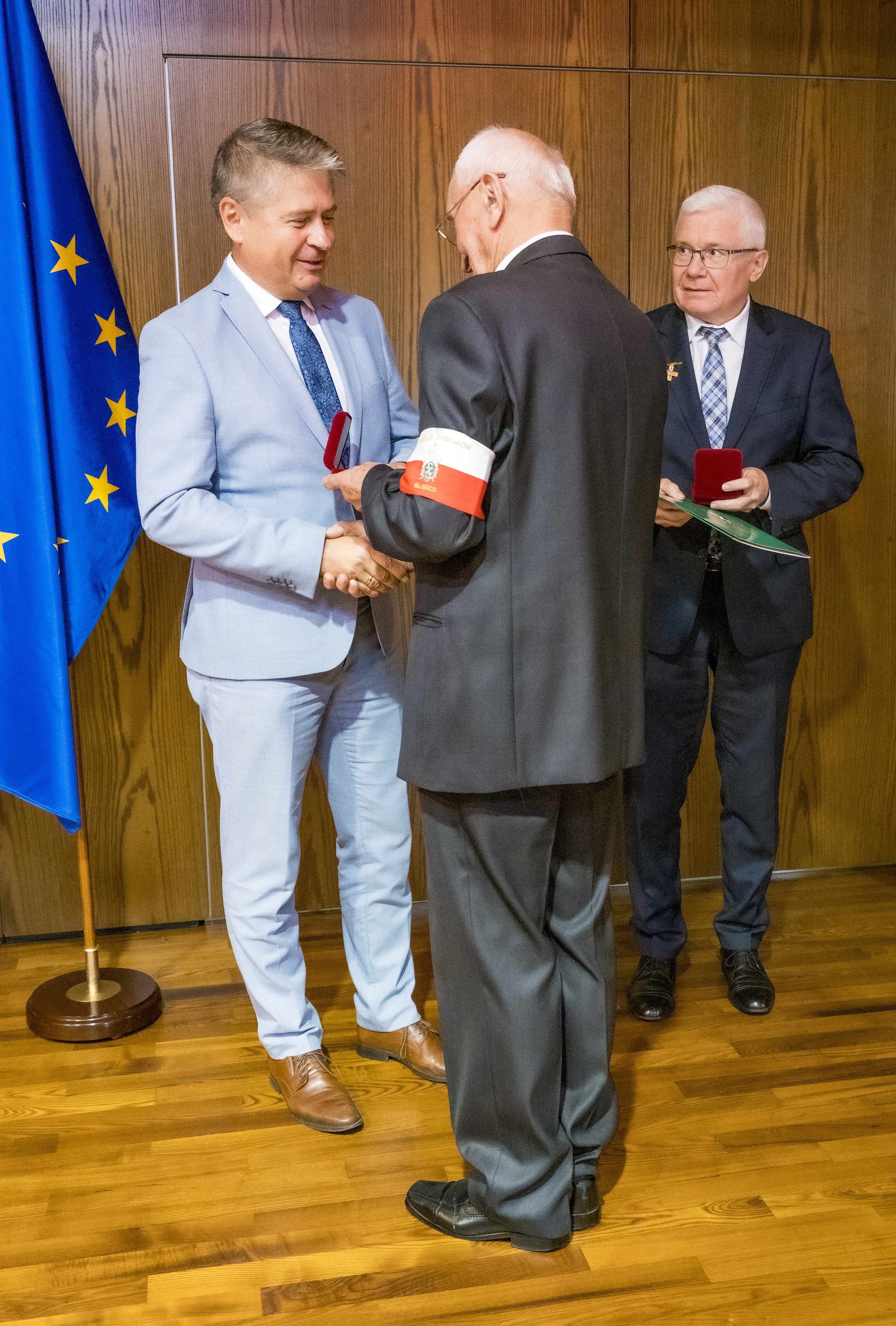 Fot. G.Ożga/UM Gliwice Przewodniczący Rady miasta odbiera medal z rąk prezesa Związku sybiraków