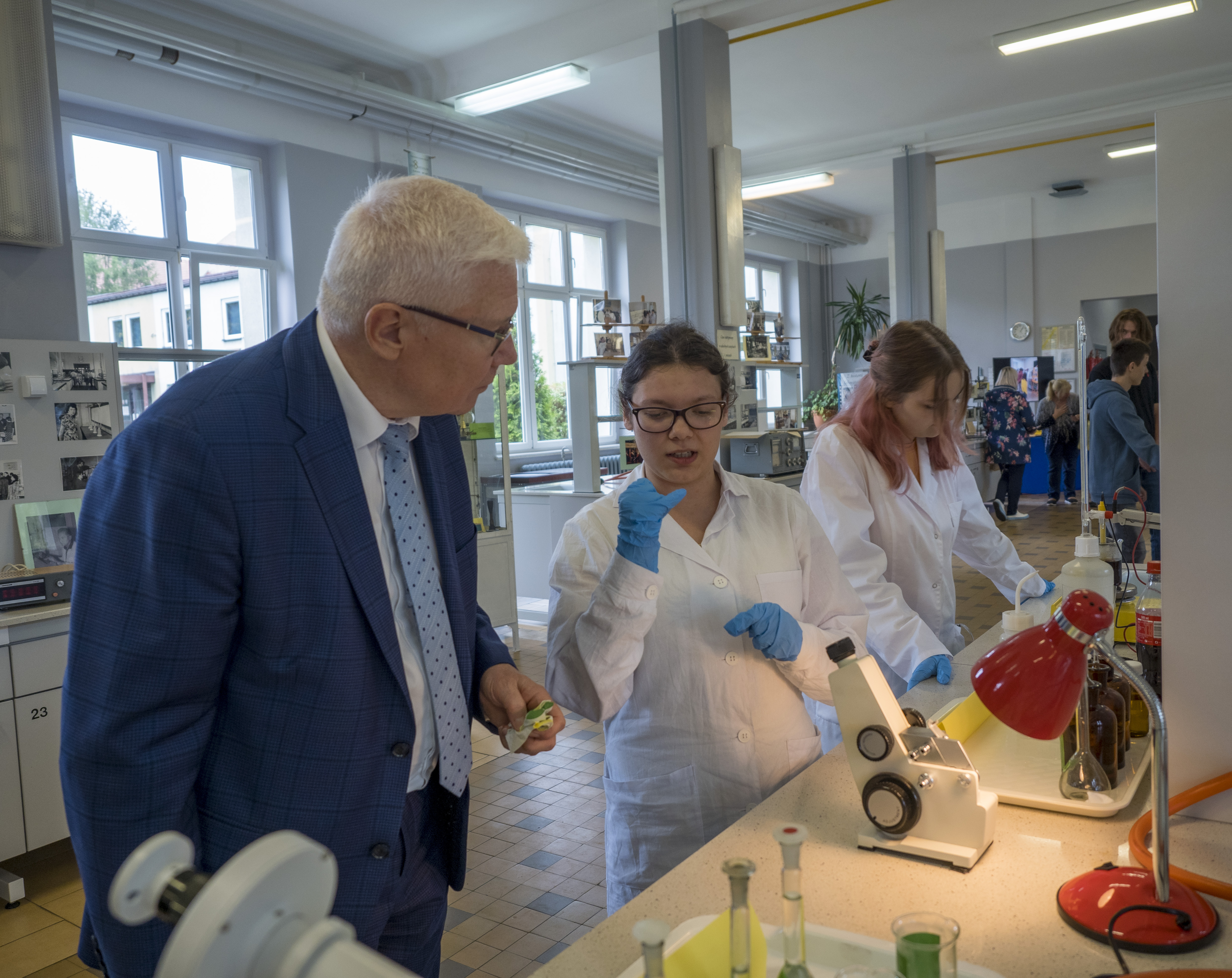 Fot. G.Ożga/UM Gliwice prezydent w laboratorium chemicznym GCE