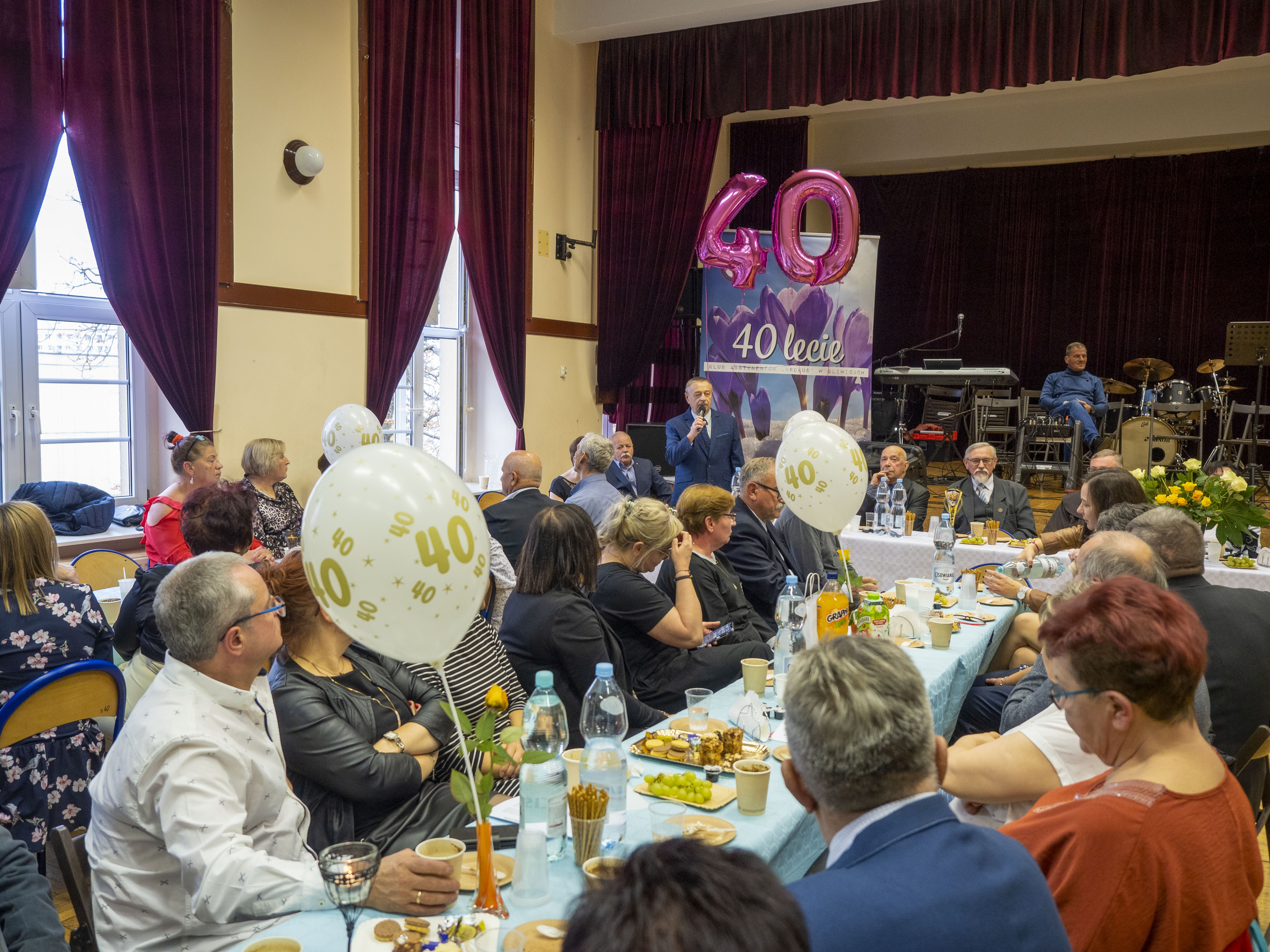Podczas jubileuszu uhonorowano członków klubu z najdłuższym stażem oraz osoby zasłużone dla rozwoju „Krokusa”. Odbył się też koncert Orkiestry Dętej „Sami Swoi” z Rudna pod kierownictwem Marcina Wlacha i zabawa taneczna. Fot. G.Ożga/UM Gliwice goście jubileuszu za stołami
