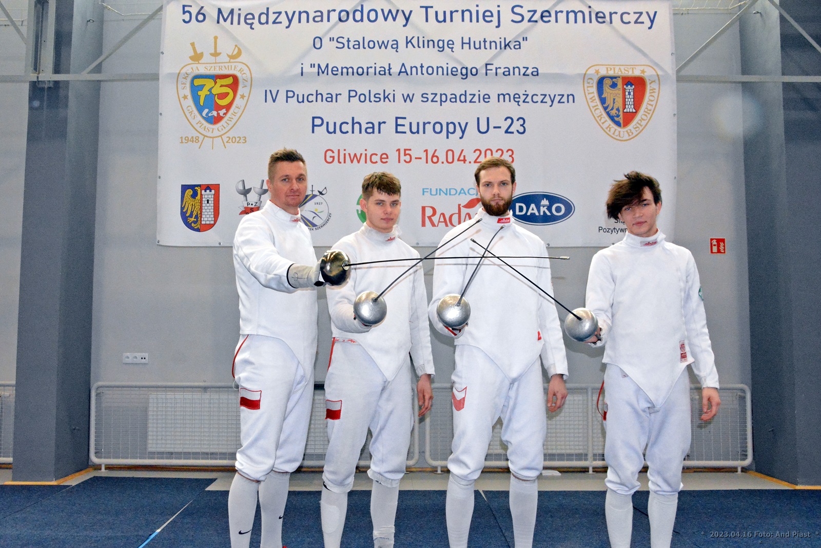 Fot. materiały piast.gliwice.pl Szermierze krzyżujący szpady