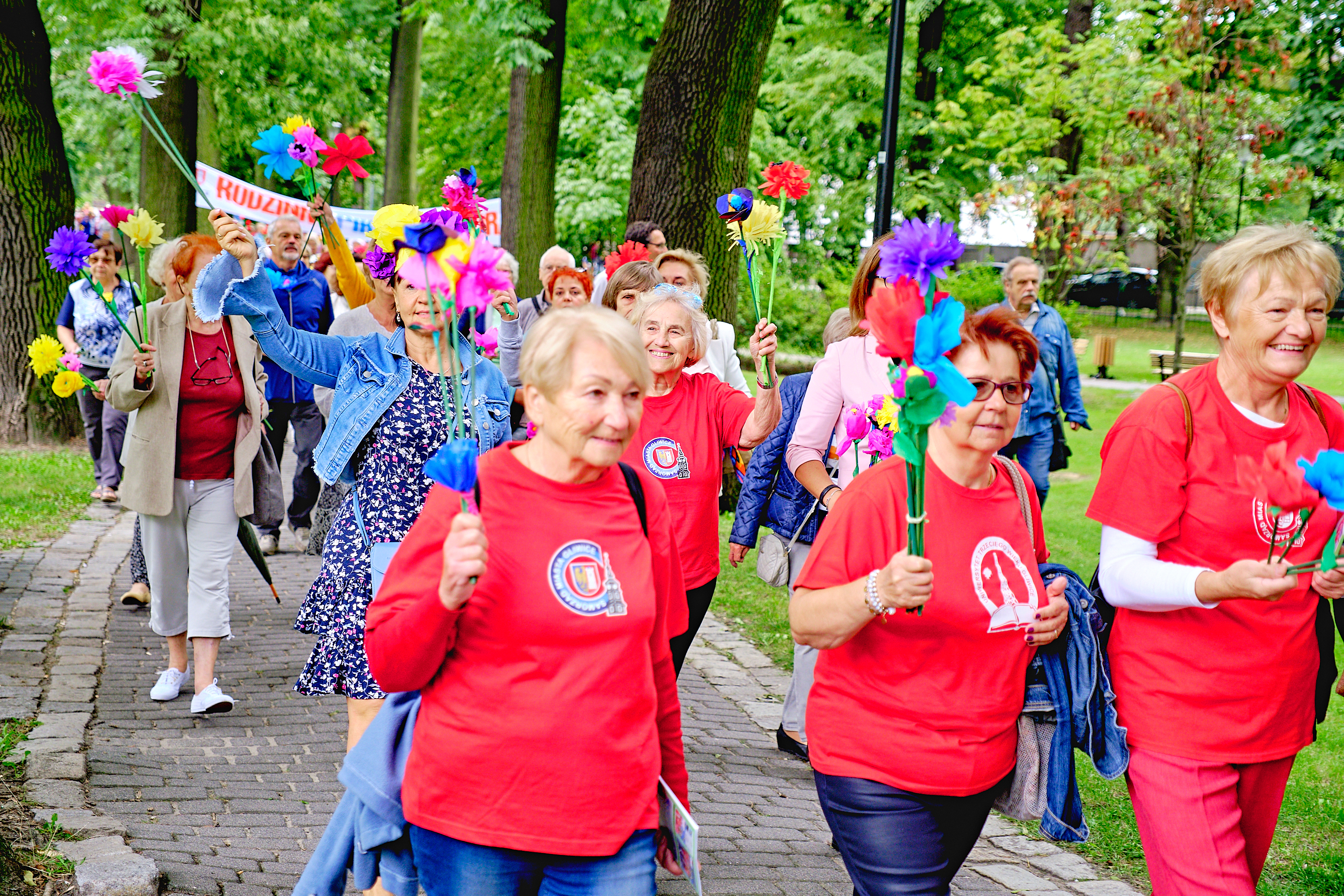 Organizowany corocznie we wrześniu Rodzinny Piknik Seniora na dobre wpisał się w kalendarz miejskich imprez integrujących mieszkańców, przyciągając zarówno starszych gliwiczan, jak i całe wielopokoleniowe rodziny. Fot. M. Buksa / CKV Organizowany corocznie we wrześniu Rodzinny Piknik Seniora na dobre wpisał się w kalendarz miejskich imprez integrujących mieszkańców, przyciągając zarówno starszych gliwiczan, jak i całe wielopokoleniowe rodziny