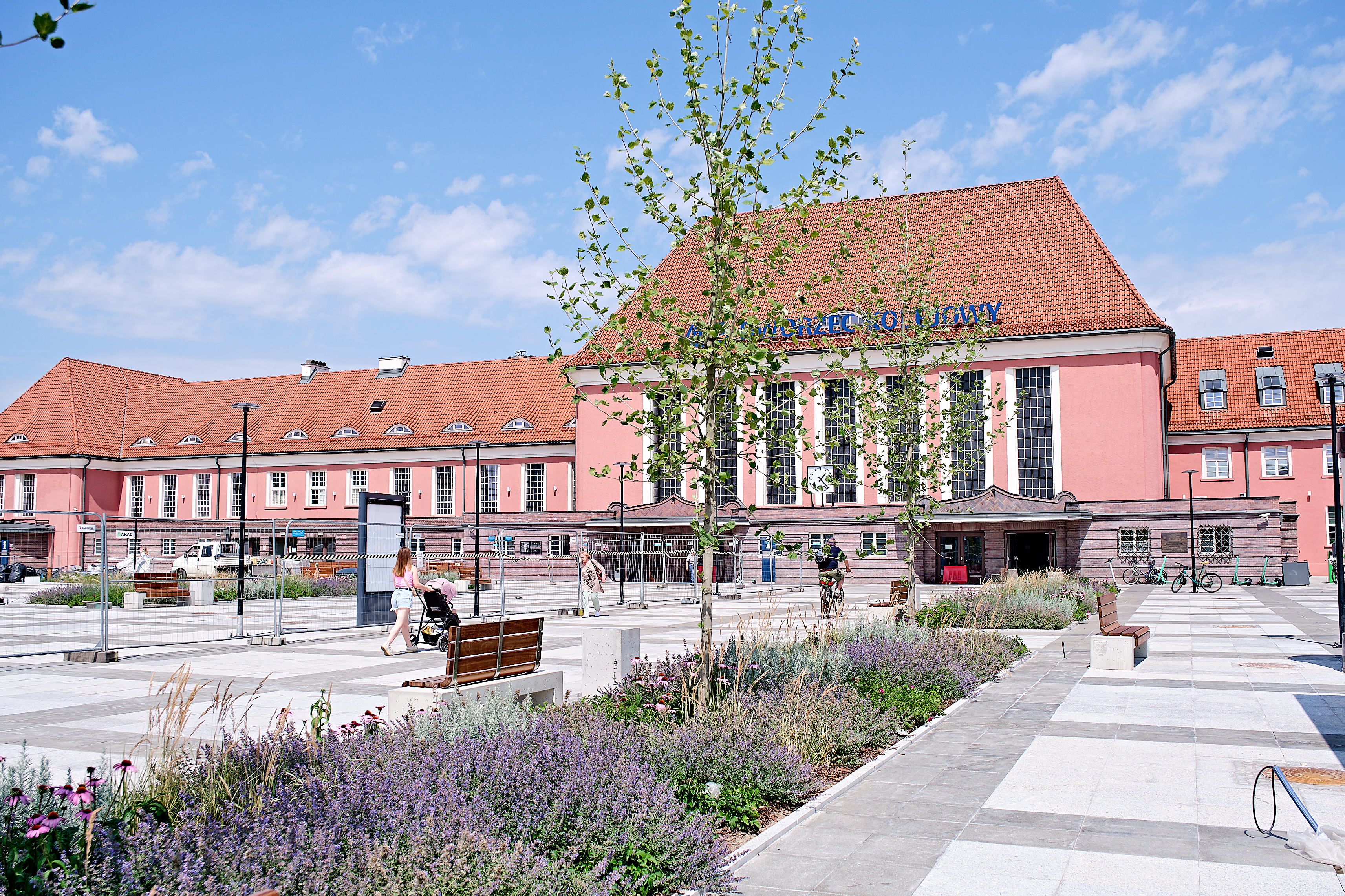 Nowe Centrum Gliwic, plac dworcowy. Tak jest... (fot. M. Buksa / UM w Gliwicach) Nowe Centrum Gliwic, plac dworcowy